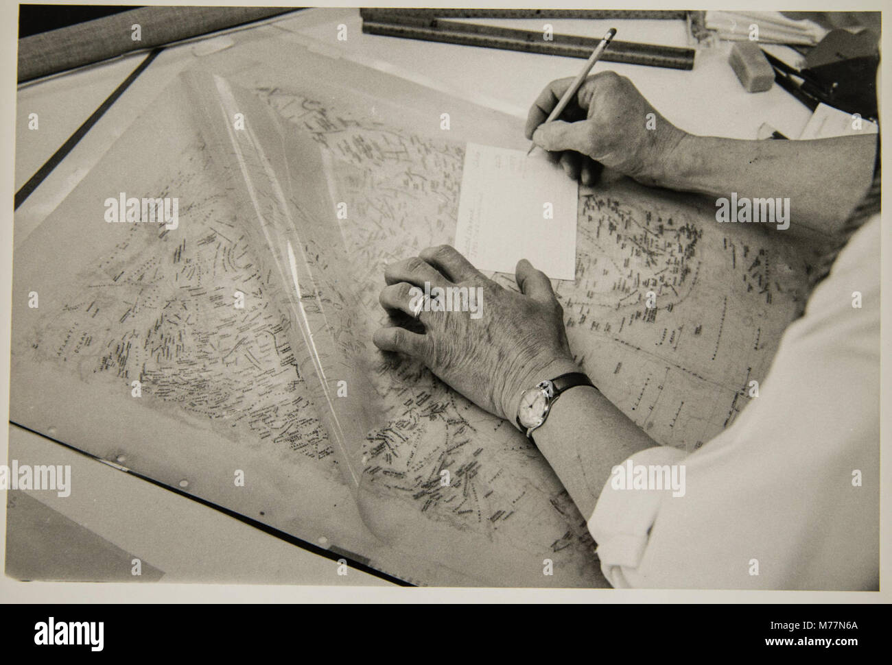 Una raccolta di mappe stradali pubblicata da Cartographic Publishing, che mostra vari percorsi e caratteristiche geografiche. Queste mappe sono una risorsa storica per i viaggiatori e gli appassionati di cartografia. NBY numero 5205. Foto Stock