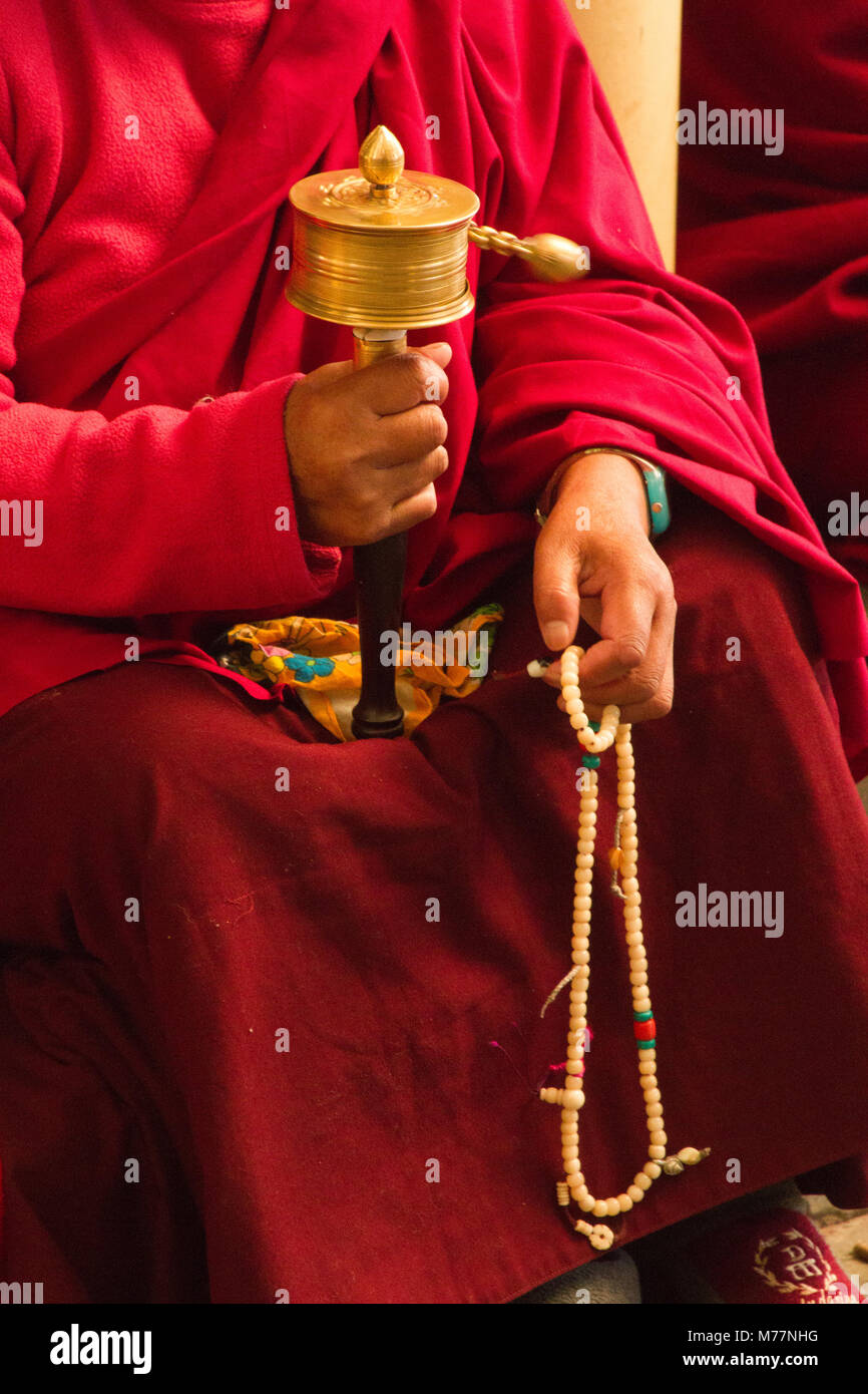 Il Tibetano monaco buddista con ruota di preghiera e di perle nel periodo del nuovo anno tibetano del Dalai Lama tempio, McLeod Ganj Dharamsala, Himachal Pradesh, India Foto Stock