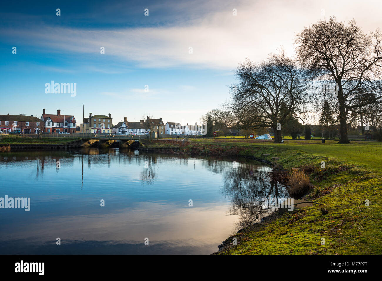 Ancora acque della strada rialzata a Godmanchester, Cambridgeshire, England, Regno Unito, Europa Foto Stock