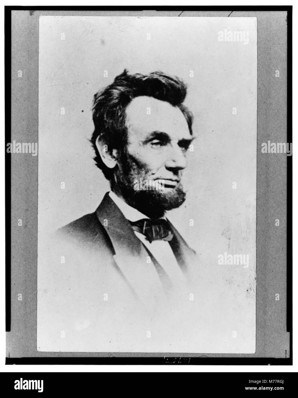 Questo ritratto testa e spalle di Abraham Lincoln raffigura in profilo il 16° Presidente degli Stati Uniti, catturando le sue caratteristiche distintive del viso e la sua espressione seria. Foto Stock