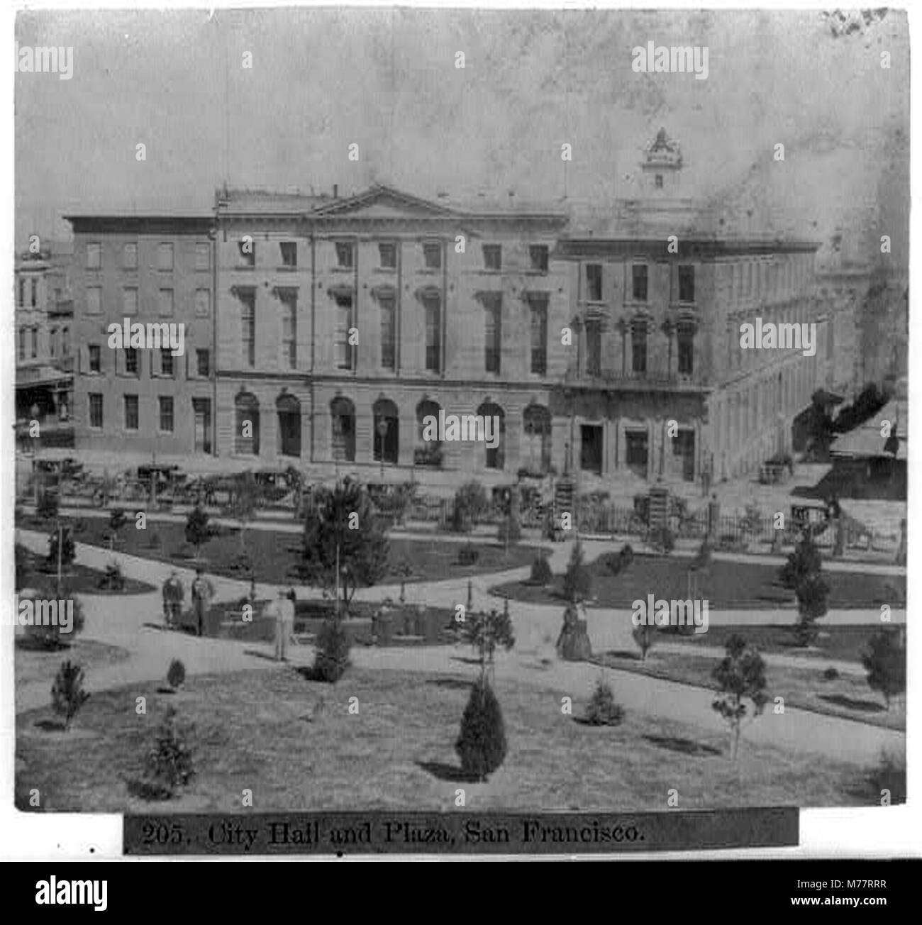 Una vista del Municipio e della Plaza a San Francisco, California. L'immagine cattura la grandezza architettonica dell'edificio del Municipio e della piazza circostante, un importante punto di riferimento civico e culturale della città. Foto Stock