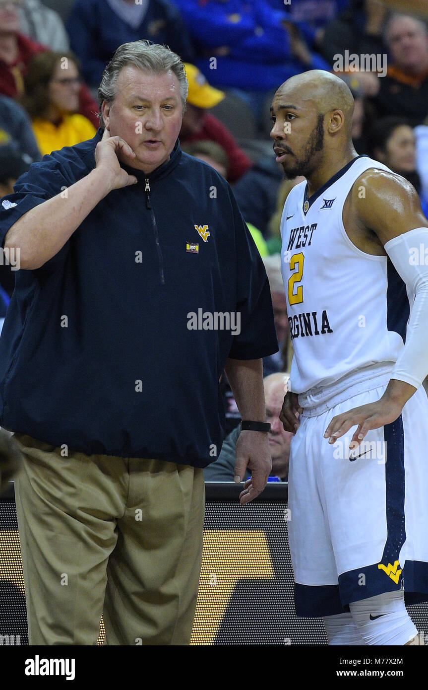 Kansas City, Missouri, Stati Uniti d'America. 08 Mar, 2018. West Virginia alpinisti head coach Bob Huggins colloqui con la sua stella point guard West Virginia alpinisti guard Jevon carter (2) durante il 2018 Phillips 66 12 grandi uomini del campionato di Basket Quarterfinal gioco tra il West Virginia alpinisti e il Baylor porta al centro di Sprint in Kansas City, Missouri. Kendall Shaw/CSM/Alamy Live News Foto Stock