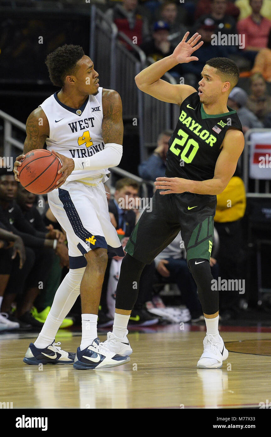 Kansas City, Missouri, Stati Uniti d'America. 08 Mar, 2018. West Virginia alpinisti guard Daxter Miglia Jr. (4) gestisce la sfera contro Baylor Bears guard Manu Lecomte (20) durante il 2018 Phillips 66 12 grandi uomini del campionato di Basket Quarterfinal gioco tra il West Virginia alpinisti e il Baylor porta al centro di Sprint in Kansas City, Missouri. Kendall Shaw/CSM/Alamy Live News Foto Stock