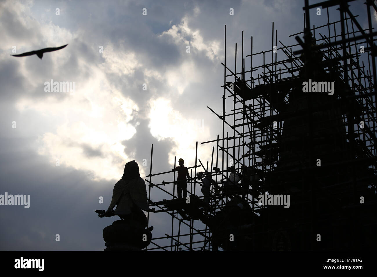 9 marzo 2018 - Lalitpur, Nepal - un lavoratore si stagliano sulla sommità del tempio di Krishna sotto la ricostruzione in Lalitpur , Nepal Venerdì, Marzo 09, 2018. (Credito Immagine: © Skanda Gautam via ZUMA filo) Foto Stock