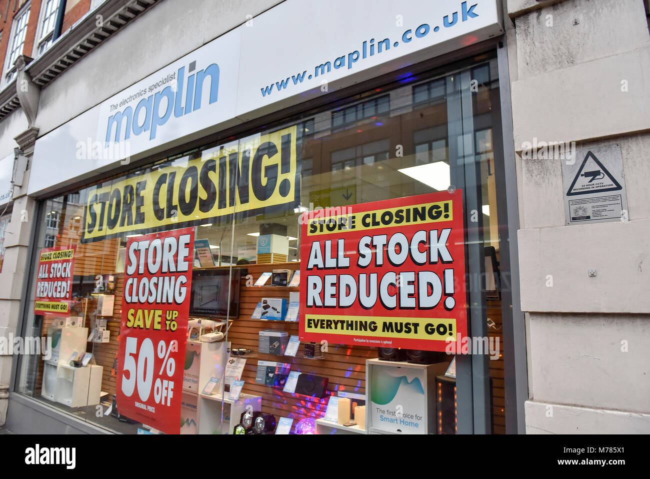 Londra, Regno Unito. 9 marzo 2018. Segni di sconto sono state appese alle finestre delle elettrici Maplin store su Tottenham Court Road, il tradizionale una volta casa di molti negozi di elettronica. Maplin amministrazione inserito il 28 febbraio 2018 dopo la sofferenza dal vincolo finanziario di una mancanza di assicurazione del credito. Mentre la Maplin 200 negozi continuano a scambi, l'amministratore, PricewaterhouseCoopers, ha realizzato 63 capo ufficio personale avviso ridondante che a meno che un acquirente è trovato presto, sarebbe iniziare a chiudere i negozi verso il basso. Credito: Stephen Chung / Alamy Live News Foto Stock