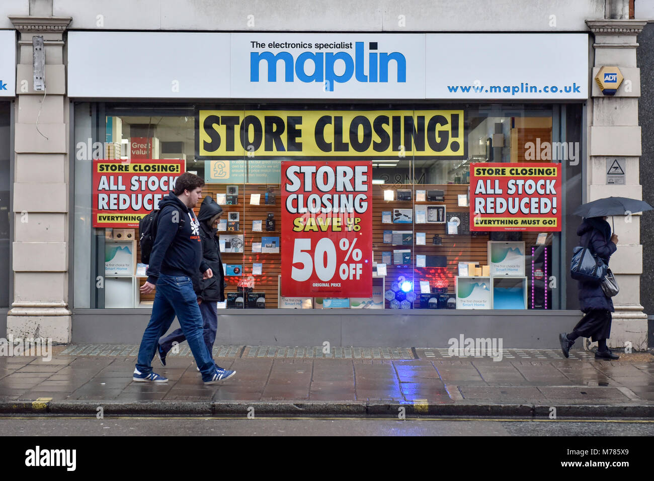 Londra, Regno Unito. 9 marzo 2018. Segni di sconto sono state appese alle finestre delle elettrici Maplin store su Tottenham Court Road, il tradizionale una volta casa di molti negozi di elettronica. Maplin amministrazione inserito il 28 febbraio 2018 dopo la sofferenza dal vincolo finanziario di una mancanza di assicurazione del credito. Mentre la Maplin 200 negozi continuano a scambi, l'amministratore, PricewaterhouseCoopers, ha realizzato 63 capo ufficio personale avviso ridondante che a meno che un acquirente è trovato presto, sarebbe iniziare a chiudere i negozi verso il basso. Credito: Stephen Chung / Alamy Live News Foto Stock