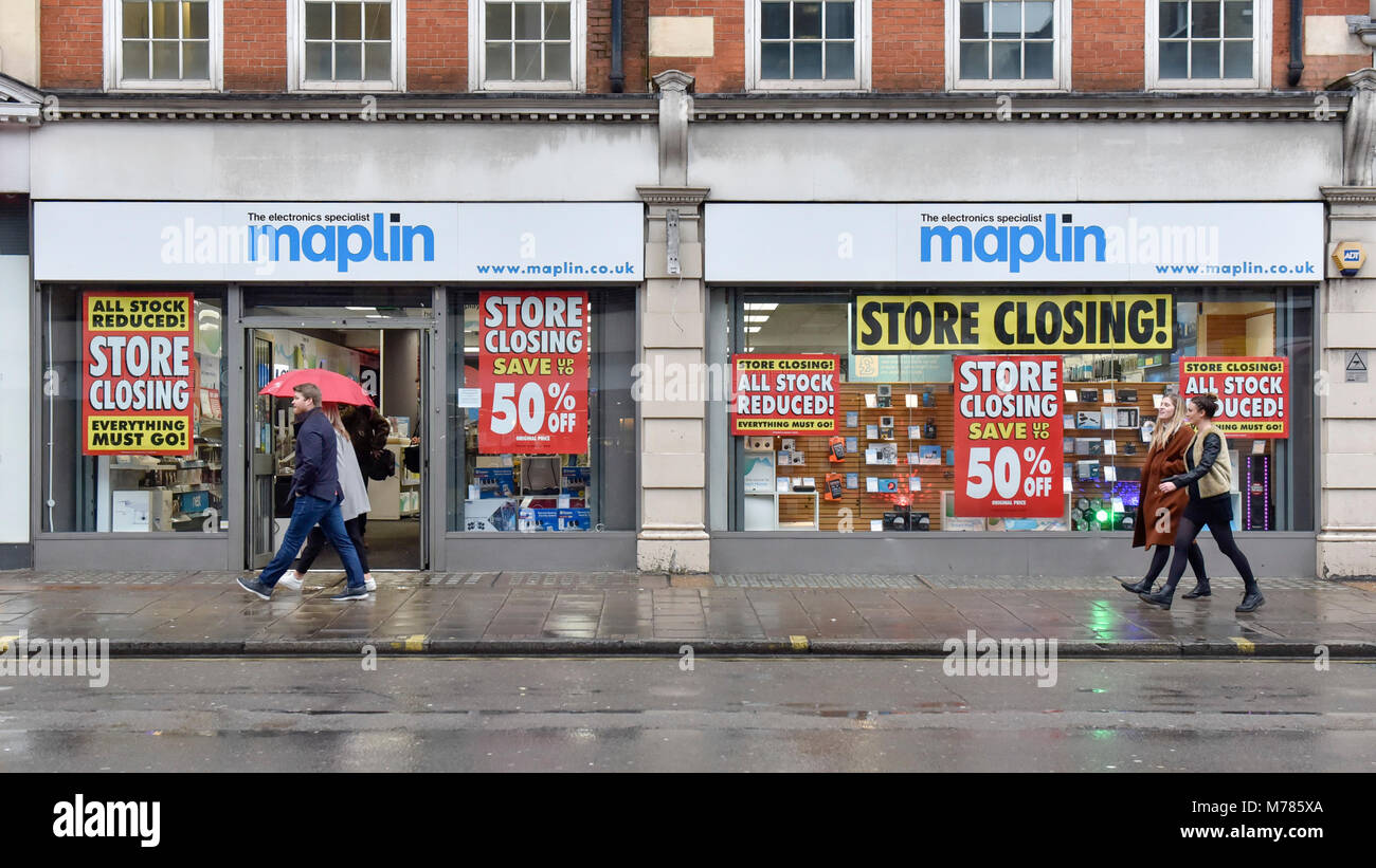 Londra, Regno Unito. 9 marzo 2018. Segni di sconto sono state appese alle finestre delle elettrici Maplin store su Tottenham Court Road, il tradizionale una volta casa di molti negozi di elettronica. Maplin amministrazione inserito il 28 febbraio 2018 dopo la sofferenza dal vincolo finanziario di una mancanza di assicurazione del credito. Mentre la Maplin 200 negozi continuano a scambi, l'amministratore, PricewaterhouseCoopers, ha realizzato 63 capo ufficio personale avviso ridondante che a meno che un acquirente è trovato presto, sarebbe iniziare a chiudere i negozi verso il basso. Credito: Stephen Chung / Alamy Live News Foto Stock