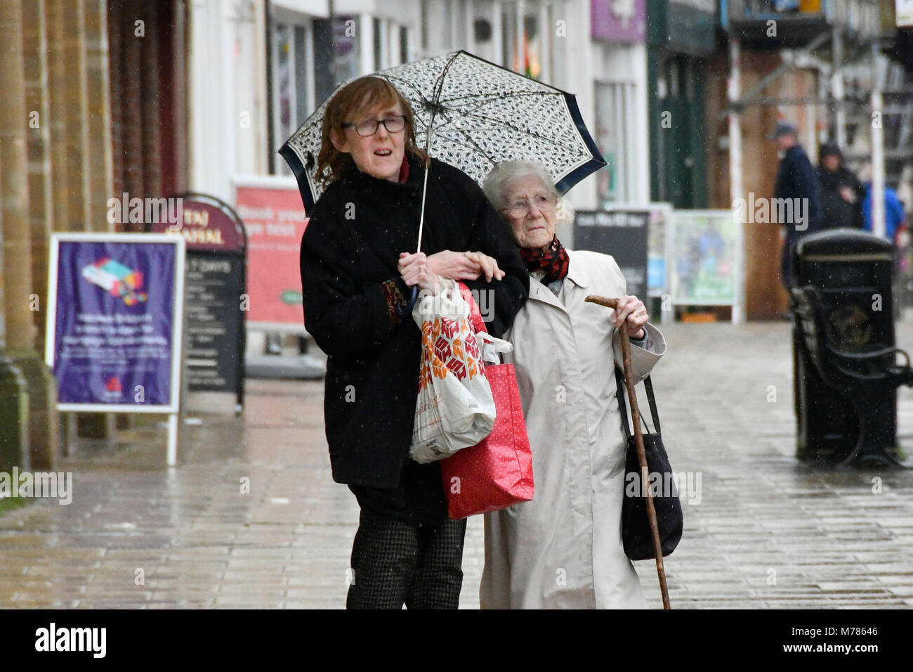 Bridport, Dorset, Regno Unito. Il 9 marzo 2018. Regno Unito Meteo. Gli amanti dello shopping in Heavy Rain con ombrelloni a città mercato di Bridport nel Dorset. Credito Foto: Graham Hunt/Alamy Live News. Foto Stock