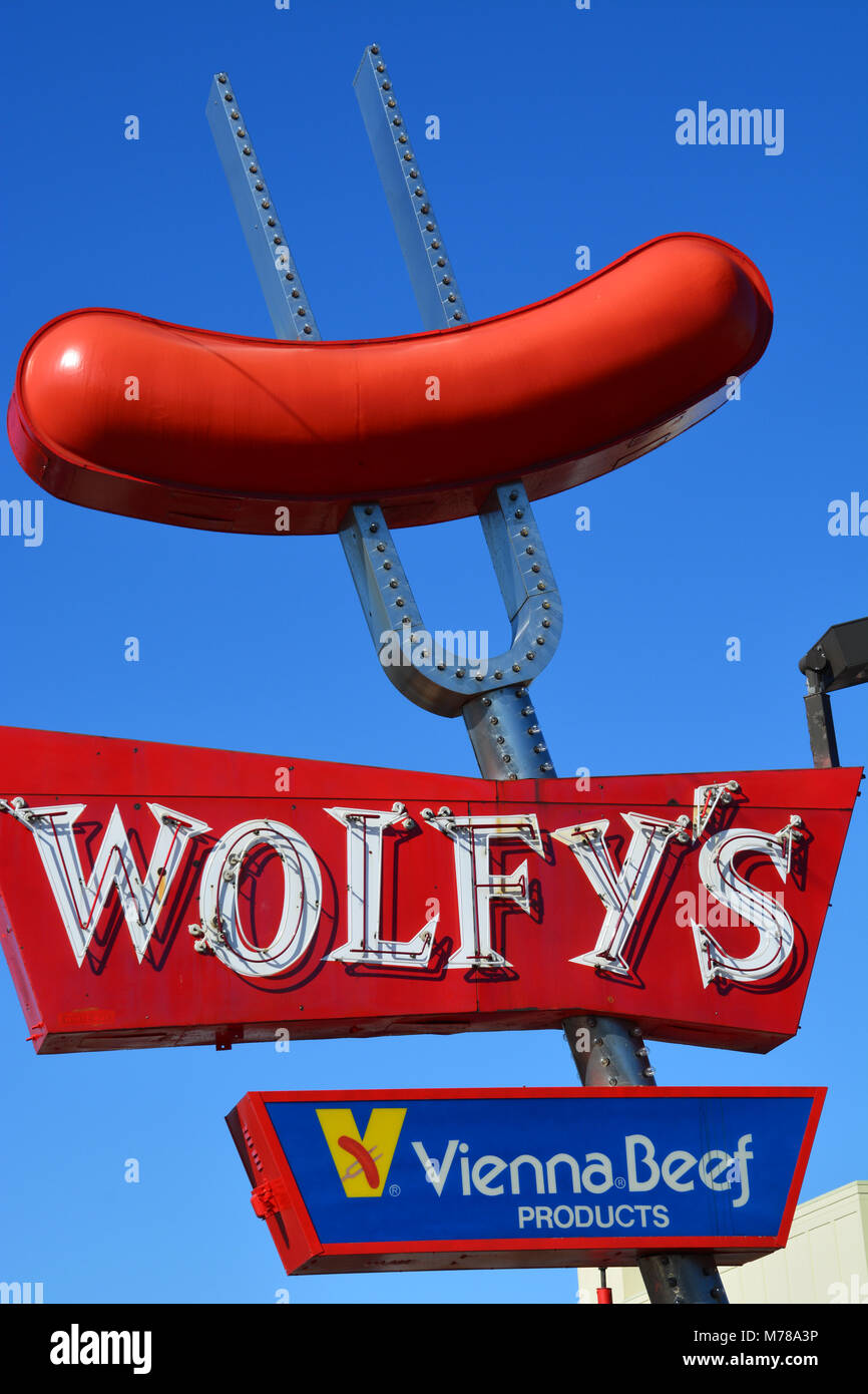 Il segno iconico per Wolfy hot dog stand in Chicago's lontano lato nord ovest quartiere di colmo. Foto Stock