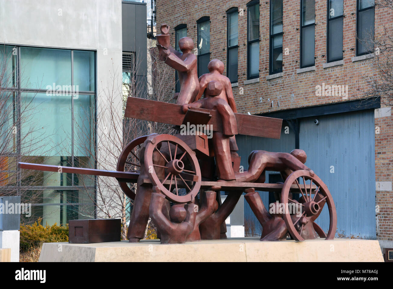 Una scultura segna il lavoro spot di altoparlanti in Chicago's Haymarket Square. Una bomba gettata presso la polizia durante la manifestazione a partire una sommossa Maggio 4, 1886. Foto Stock