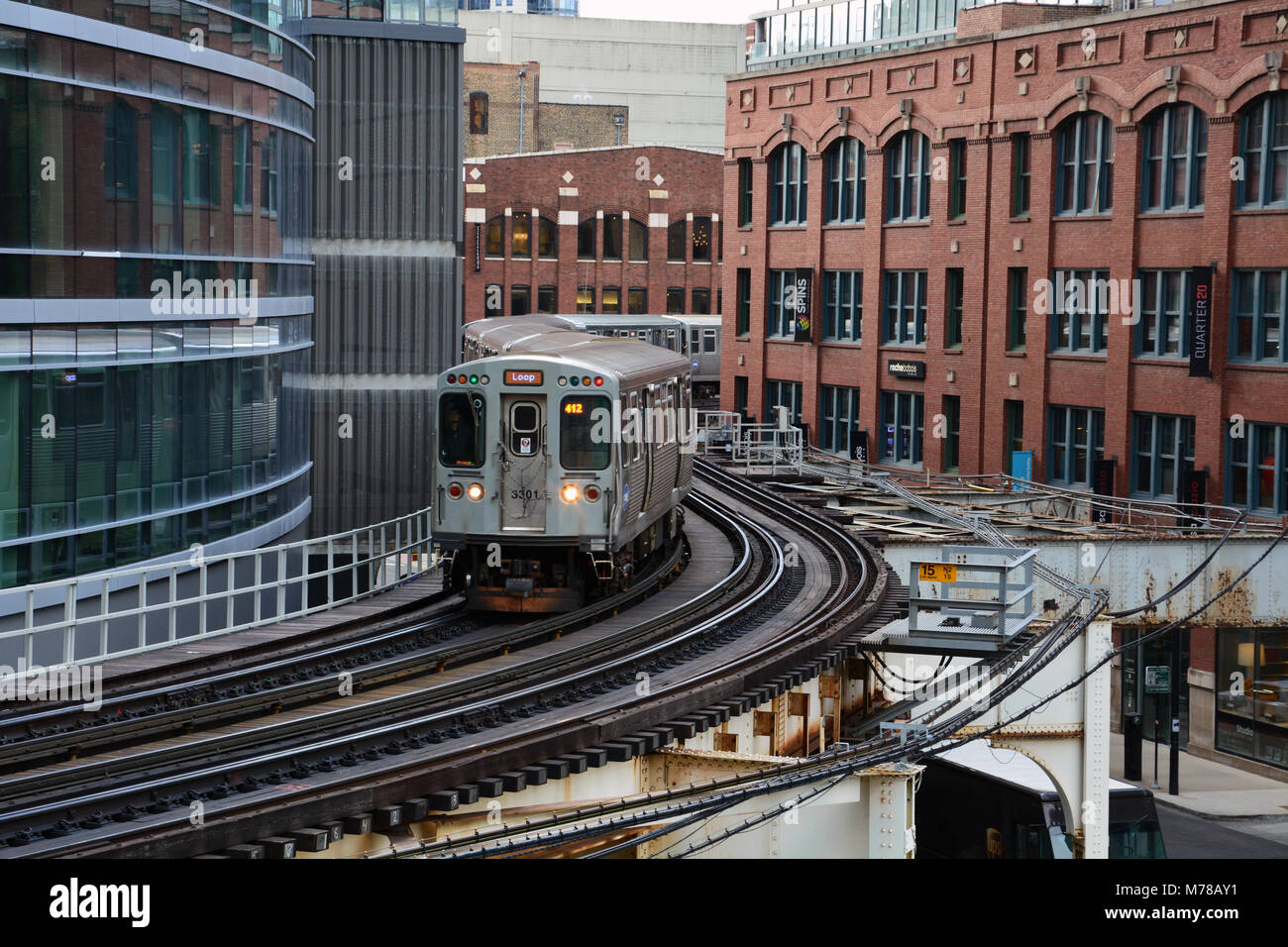 Una linea marrone treno CTA curva attraverso il fiume zona nord nel suo cammino verso il centro di Chicago. Foto Stock