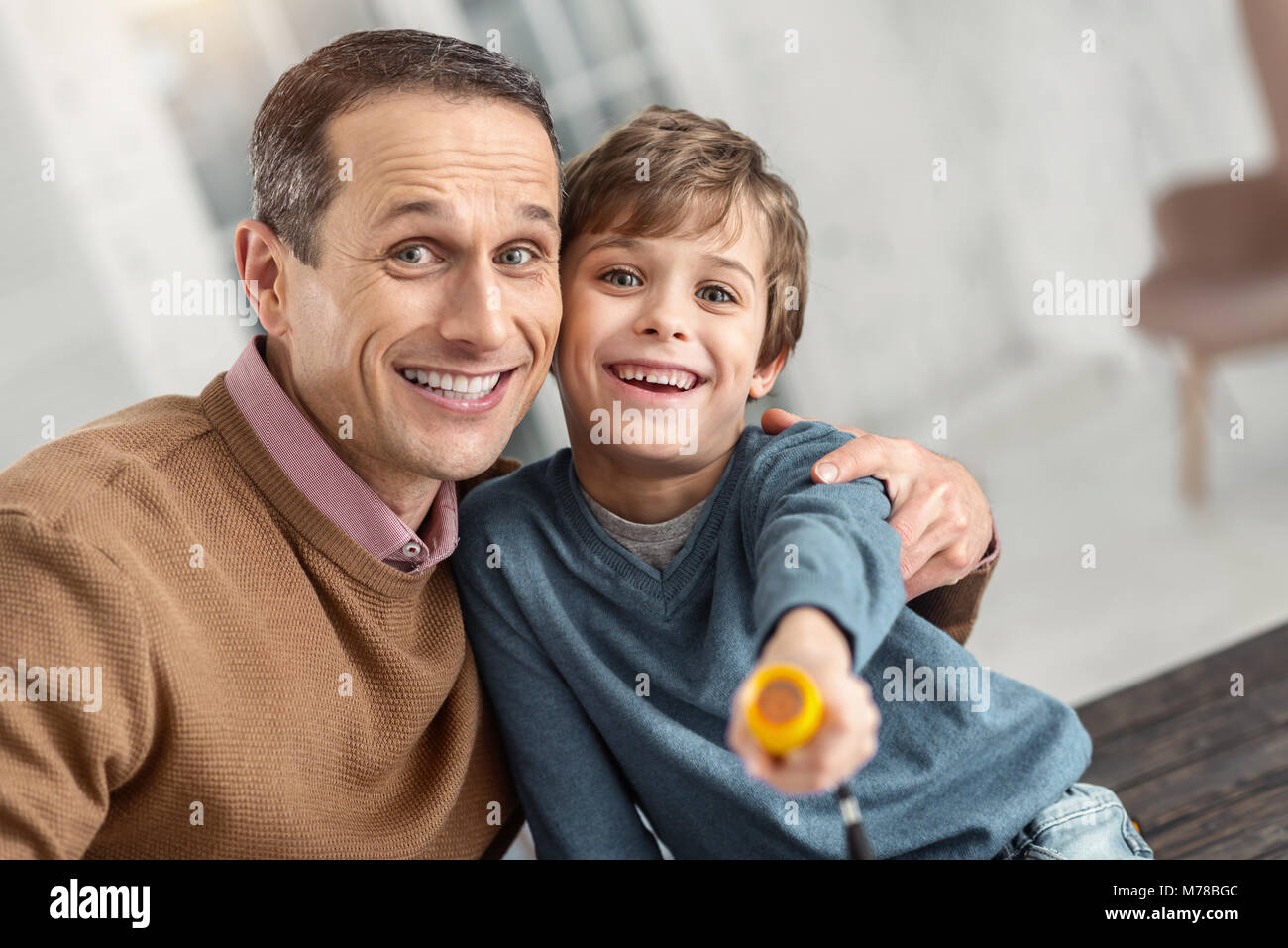 Gioiosa papà e figlio abbraccia e sorridente Foto Stock