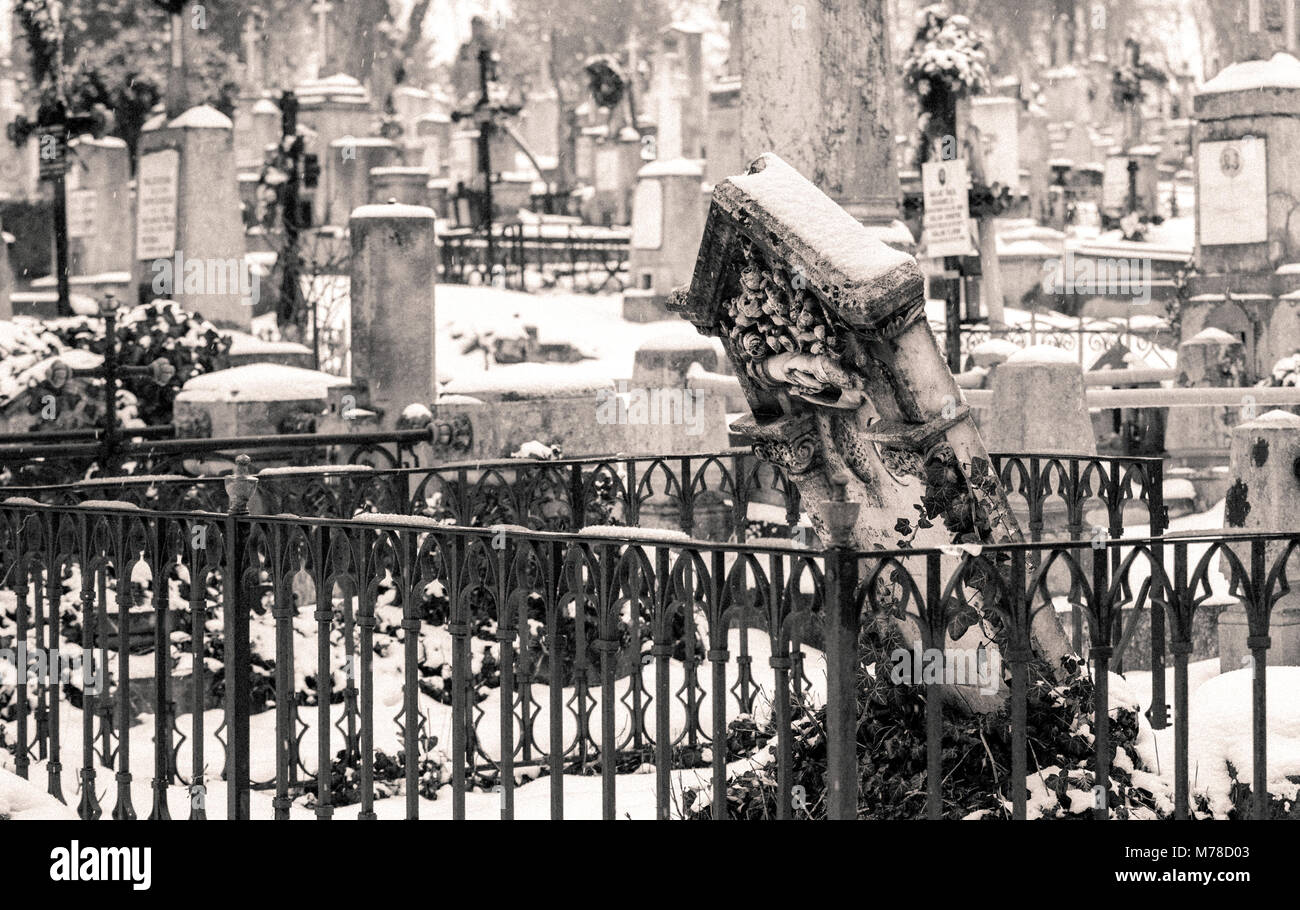 Una lapide inclinata che rappresentano tenendo le mani in un cimitero cristiano ortodosso Foto Stock