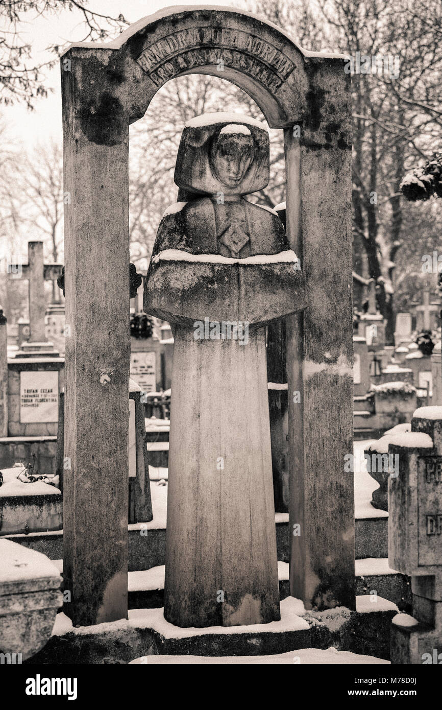 Contadina Scultura nel cimitero cristiano ortodosso Foto Stock