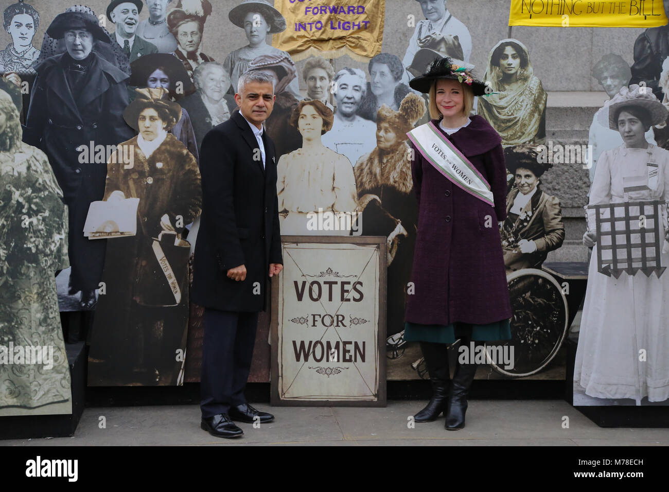 Il sindaco di Londra, Sadiq Khan lancia una mostra a Trafalgar Square in occasione del centenario della prima donna nel Regno Unito che fissano il diritto di voto. Questo segna i cento anni del 1918 la rappresentanza popolare atto è stata fatta passare in seguito alla campagna di suffragists suffragettes e. La mostra presenta immagini a dimensioni reali delle figure centrali del movimento di suffragio, molti dei quali sono gli eroi non celebrati il cui contributo è solo ora a venire alla luce. Dotato di: Sadiq Khan, Lucy Worsley dove: Londra, Regno Unito quando: 06 Feb 2018 Credit: WENN.com Foto Stock