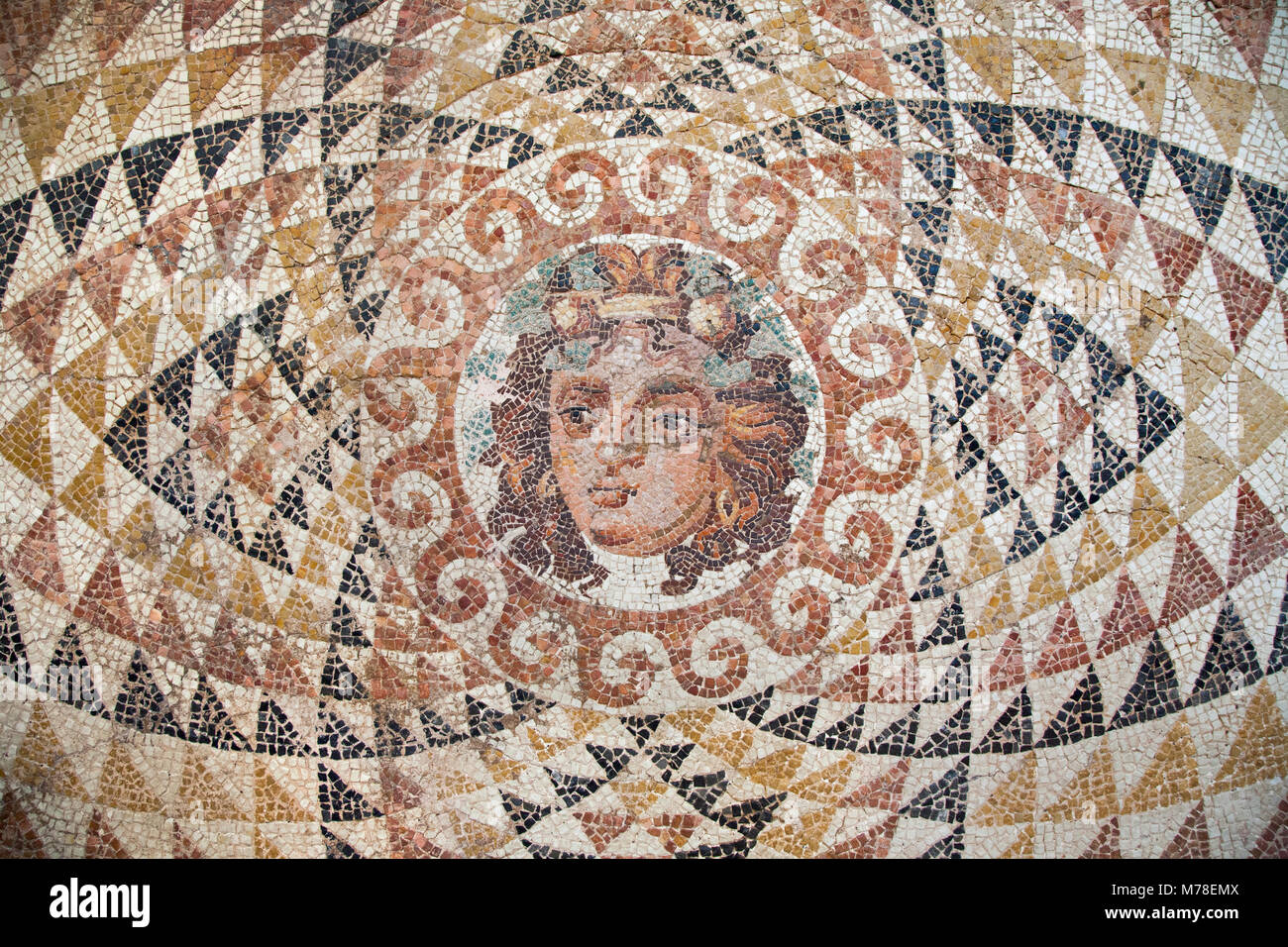 In Europa, in Grecia, Peloponneso, antica Corinto, museo archeologico, mosaico a partire da un piano di una villa romana con la testa di Dionysos Foto Stock