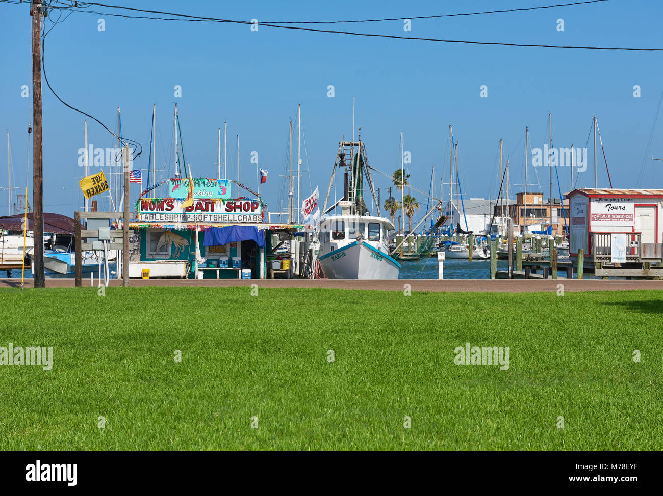 Parte della vista sul lungomare al Rockport sul Texas sulla costa di una luminosa e ventilata giornata d'estate, con gli yacht e barche in background. Foto Stock