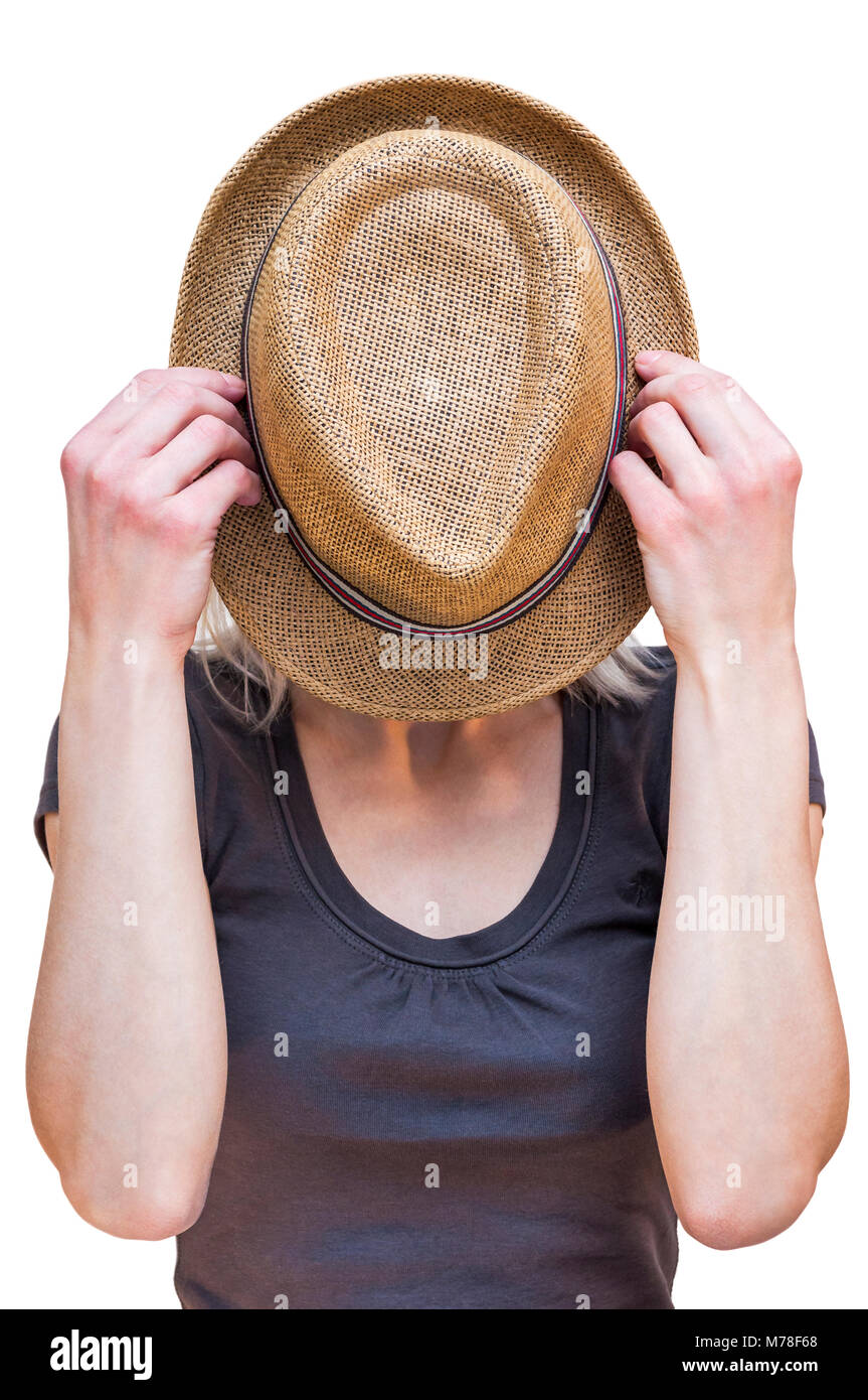 Ritratto di Ignoto donna bionda che copre il volto con estate hat. Isolato su sfondo bianco. Foto Stock