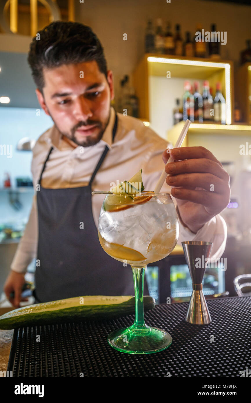 Esperto barman è la decorazione di cocktail con il cetriolo Foto stock -  Alamy