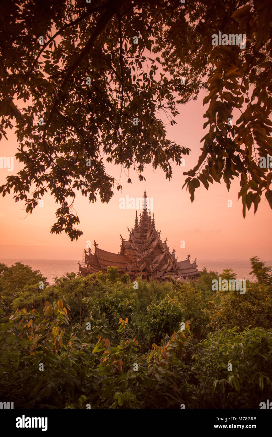 Il legno Santuario della Verità nella città di Pattaya in Provinz Chonburi in Thailandia. Thailandia, Pattaya, Novembre 2017 Foto Stock