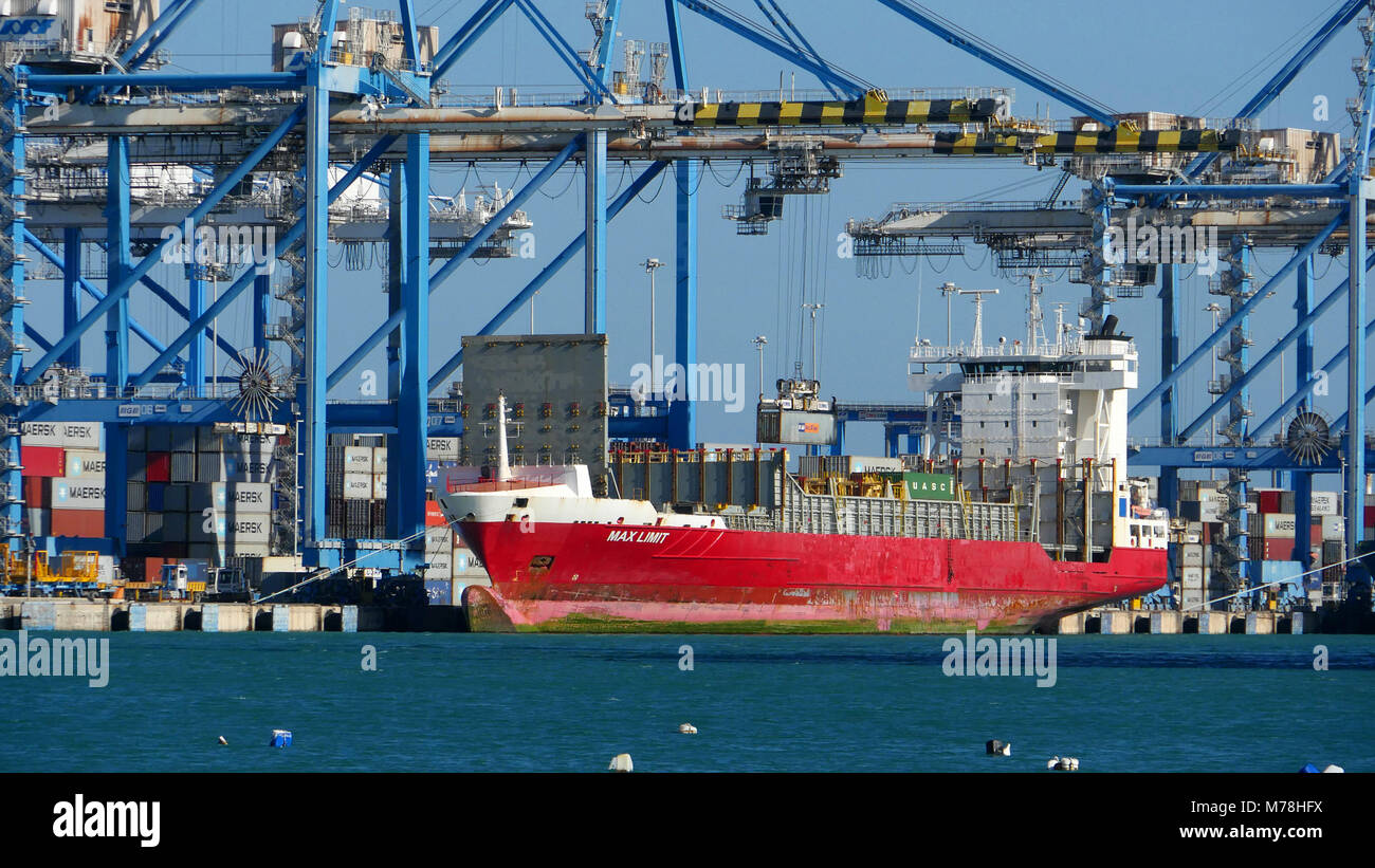 Navi costiere essendo caricati. Il contenitore porta a Malta. Malta Freeport. Da Pretty Bay Foto Stock
