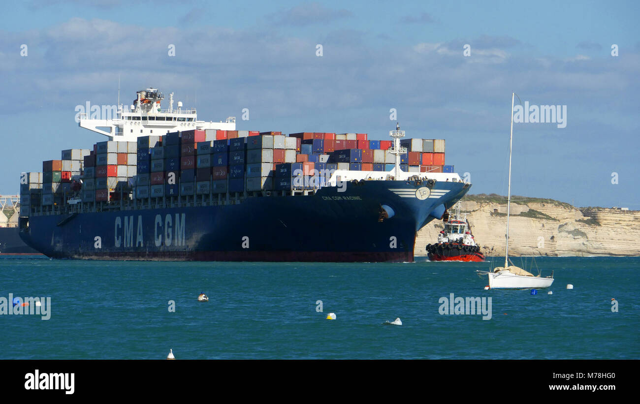 Rimorchiatori navi di guida nel contenitore porta in Malta. Malta Freeport. Da Pretty Bay Foto Stock