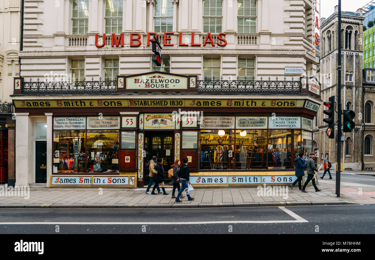 London, Regno Unito - Mar 6, 2018: una fetta di Londra nel periodo Vittoriano è prospera di Oxford Street, Londra con James Smith and Sons Ombrello Shop Foto Stock