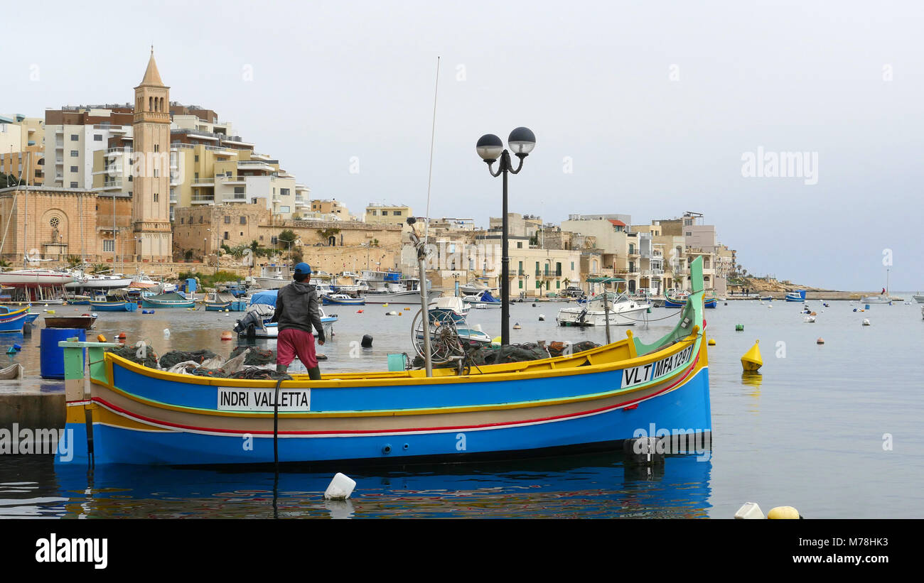 Barche da pesca in porto e sul lungomare al BellaVista a Malta Foto Stock