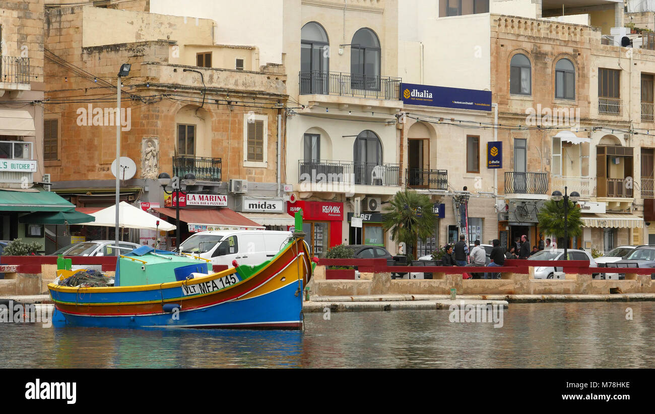 Barche da pesca in porto e sul lungomare al BellaVista a Malta Foto Stock