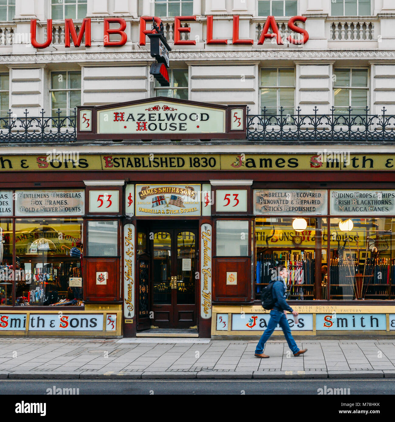 London, Regno Unito - Mar 6, 2018: una fetta di Londra nel periodo Vittoriano è prospera di Oxford Street, Londra con James Smith and Sons Ombrello Shop Foto Stock