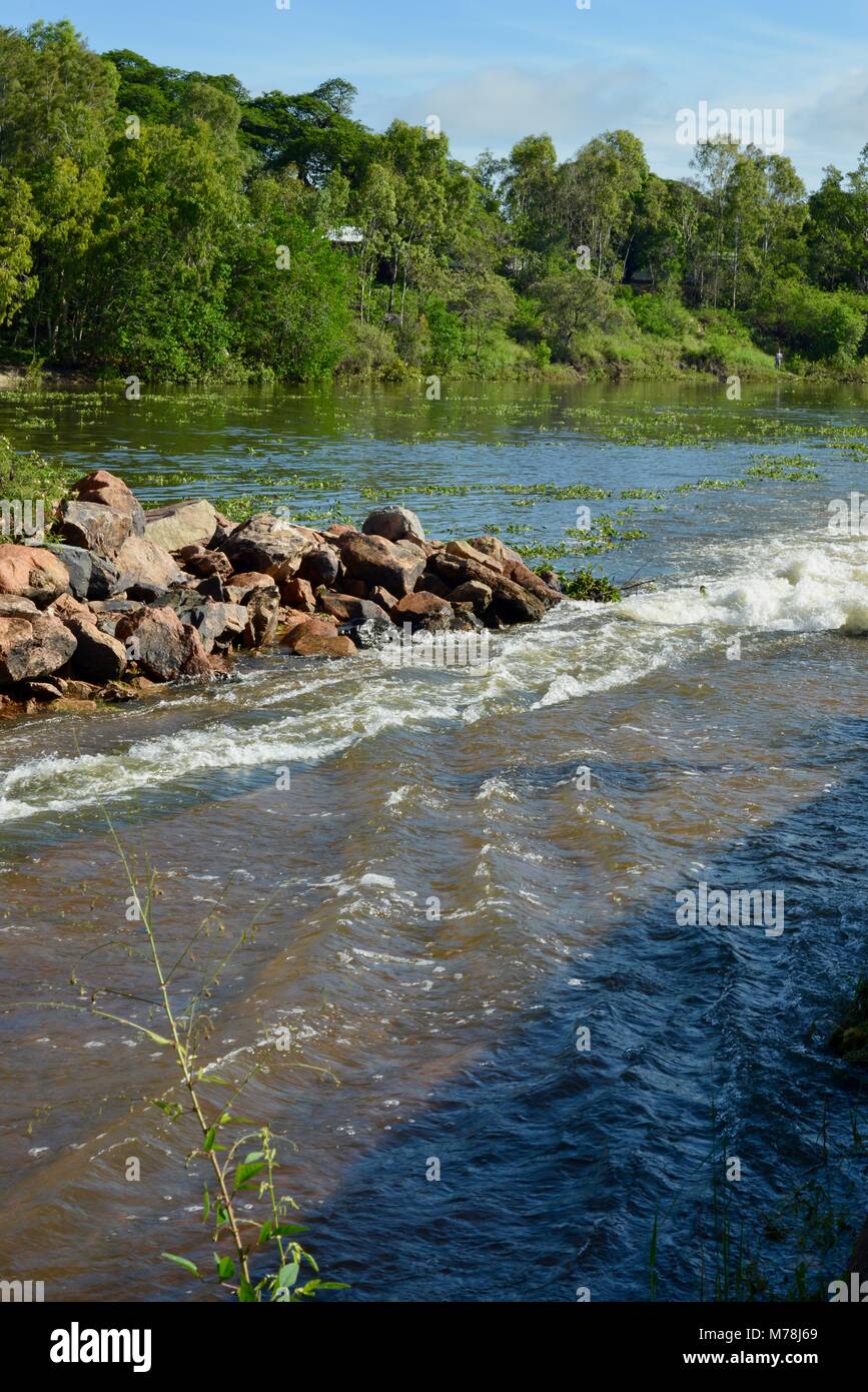 Cascate di acqua su Aplins weir dopo la tempesta e la pioggia pesante, Aplins weir, Townsville, Queensland, Australia Foto Stock