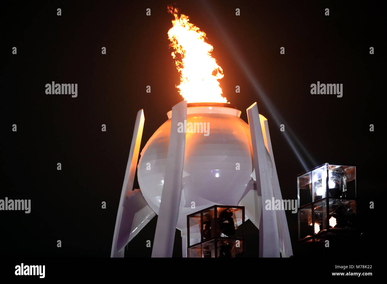 Il calderone olimpico è accesa durante la cerimonia di apertura del PyeongChang 2018 Paralimpiadi Invernali a PyeongChang Olympic Stadium in Corea del Sud. Foto Stock