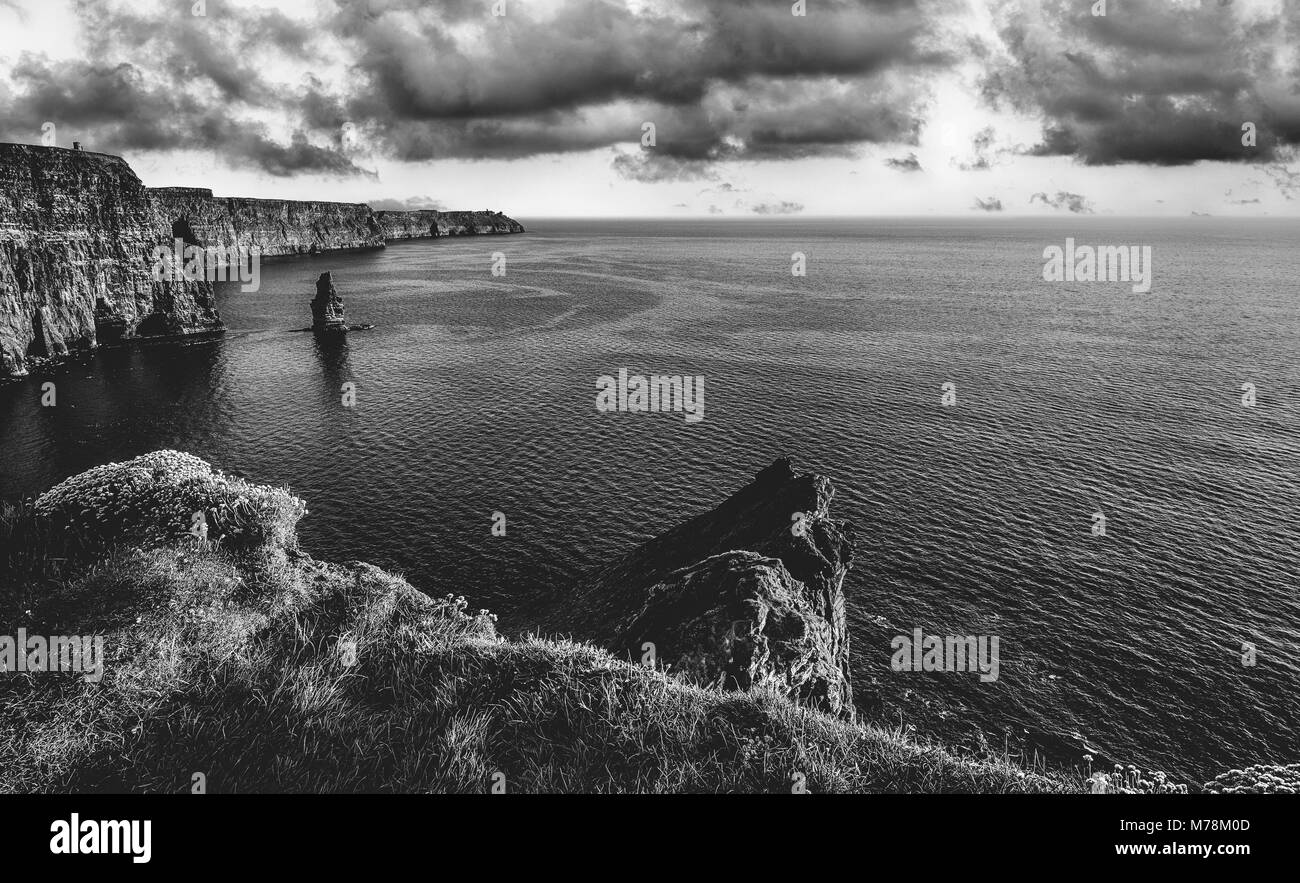 Epic fotografia in bianco e nero del mondo famose scogliere di Moher nella contea di Clare, Irlanda. Foto Stock