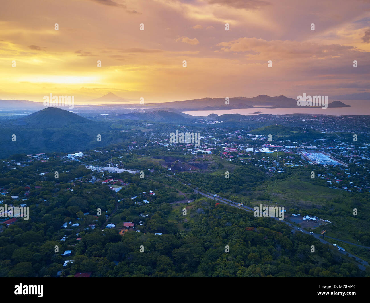 Cielo di tramonto sulla città di Managua antenna vista panoramica Foto Stock