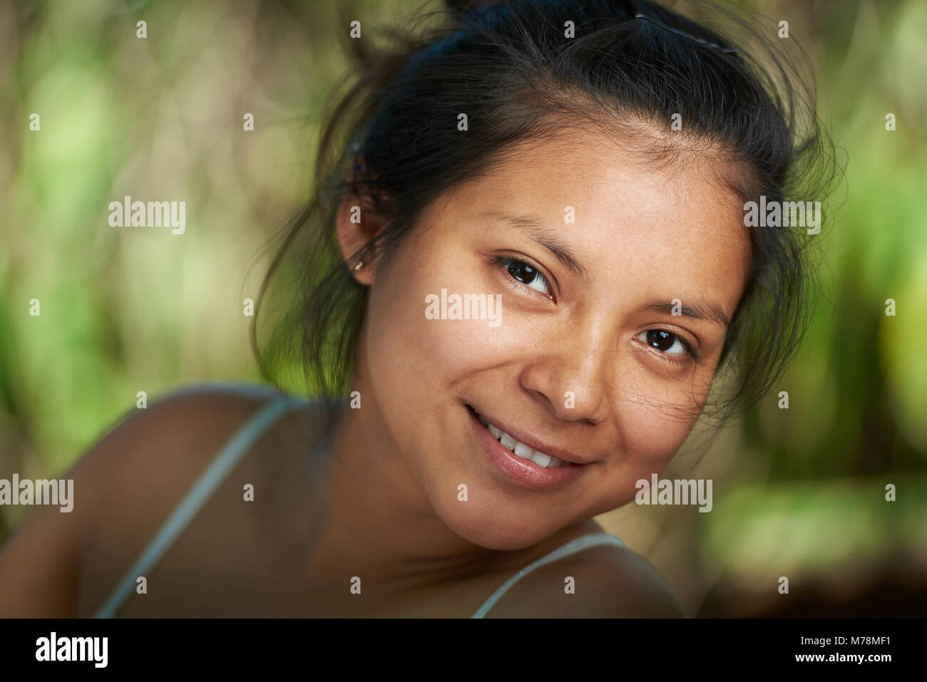 Ritratto di donna ispanica senza trucco su sfondo naturale Foto Stock