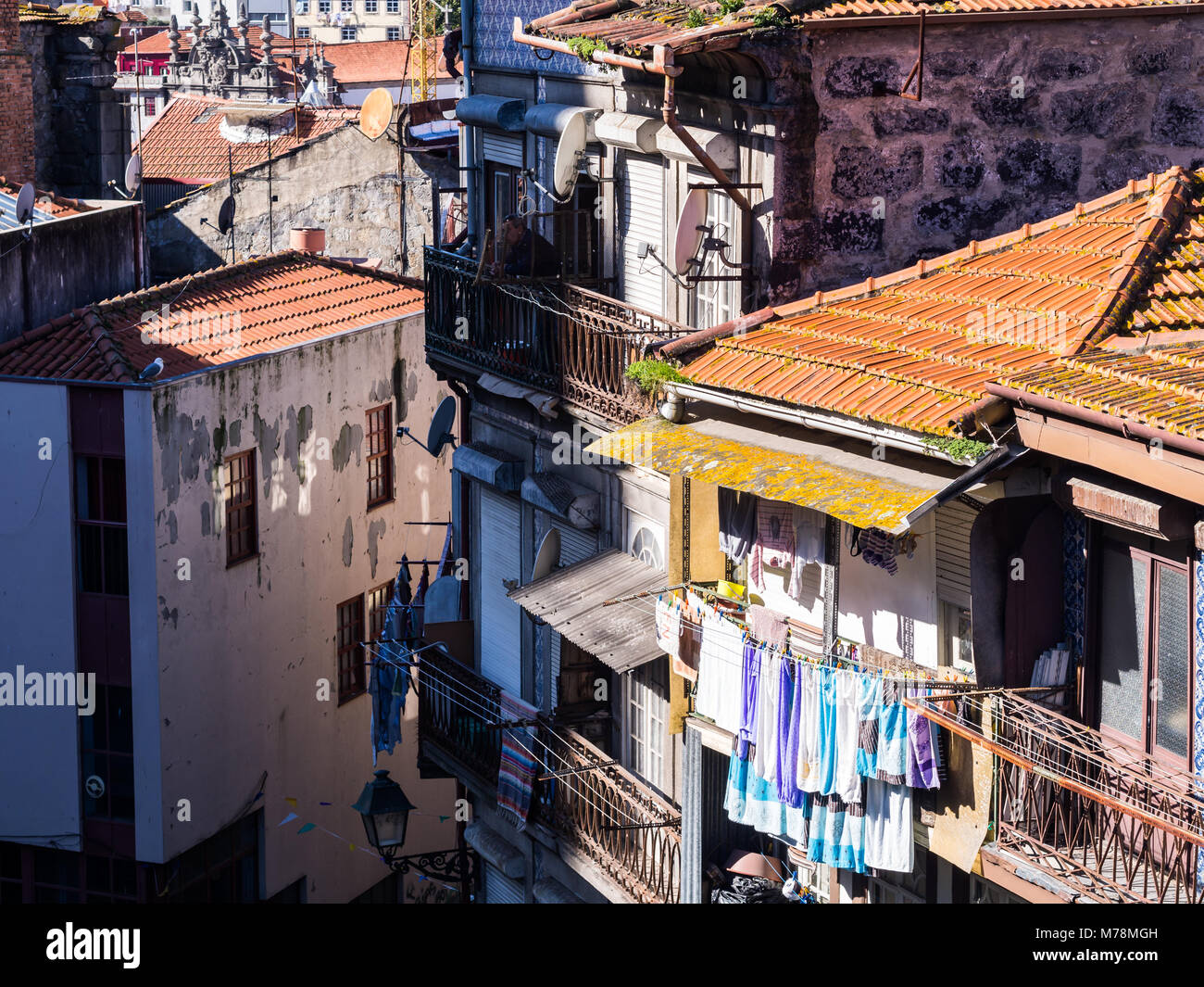 Architettura nella Città Vecchia di Porto in Portogallo. Servizio lavanderia essiccazione su balconi. Foto Stock