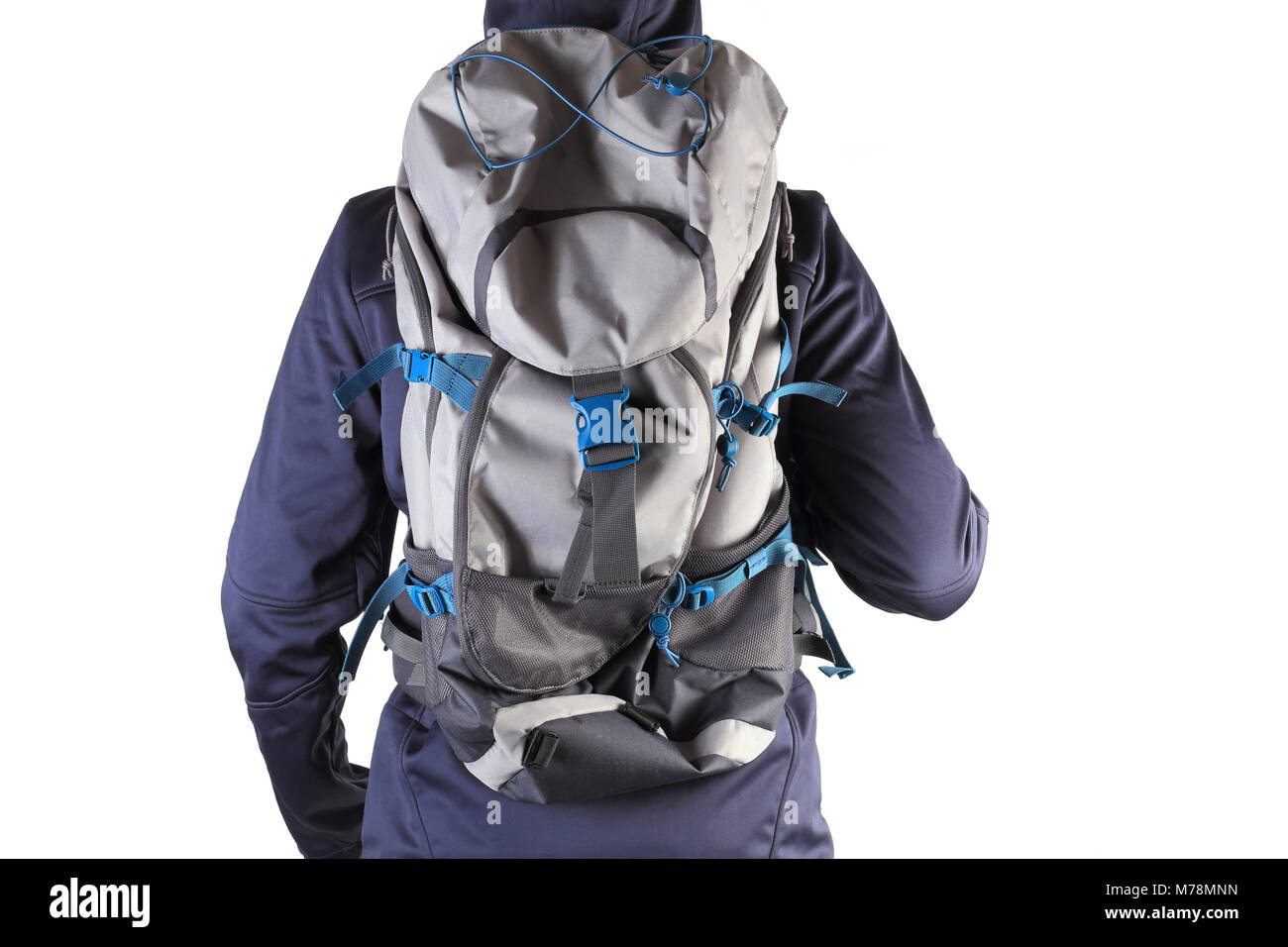 Turistico con zaino di nuovo di fronte a uno sfondo bianco. Traveler isolato su sfondo bianco. Foto Stock