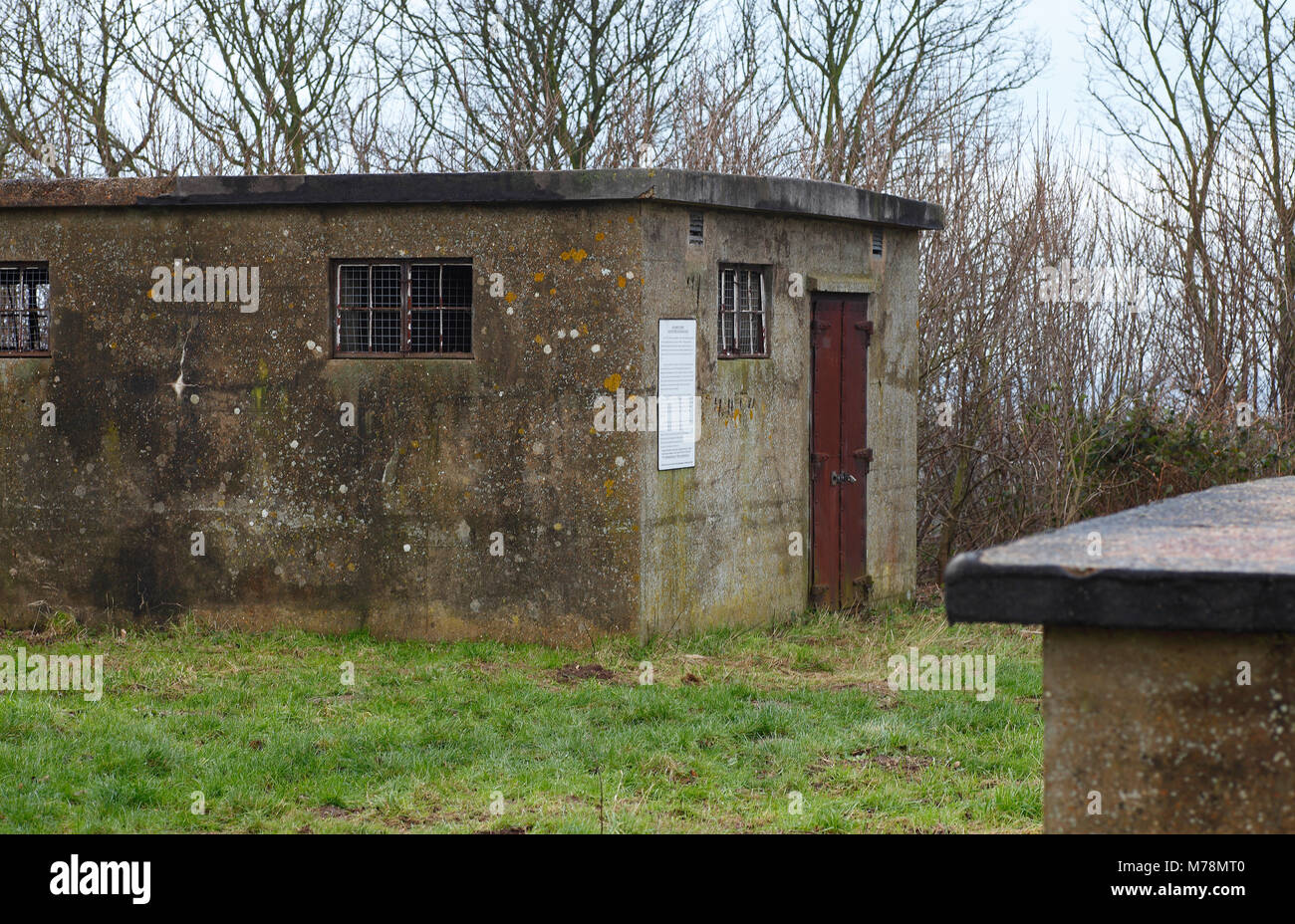 Edifici in cemento in corrispondenza del sito di abbandonati durante la seconda guerra mondiale la stazione radar a Barrow comune sulla Costa North Norfolk. Foto Stock