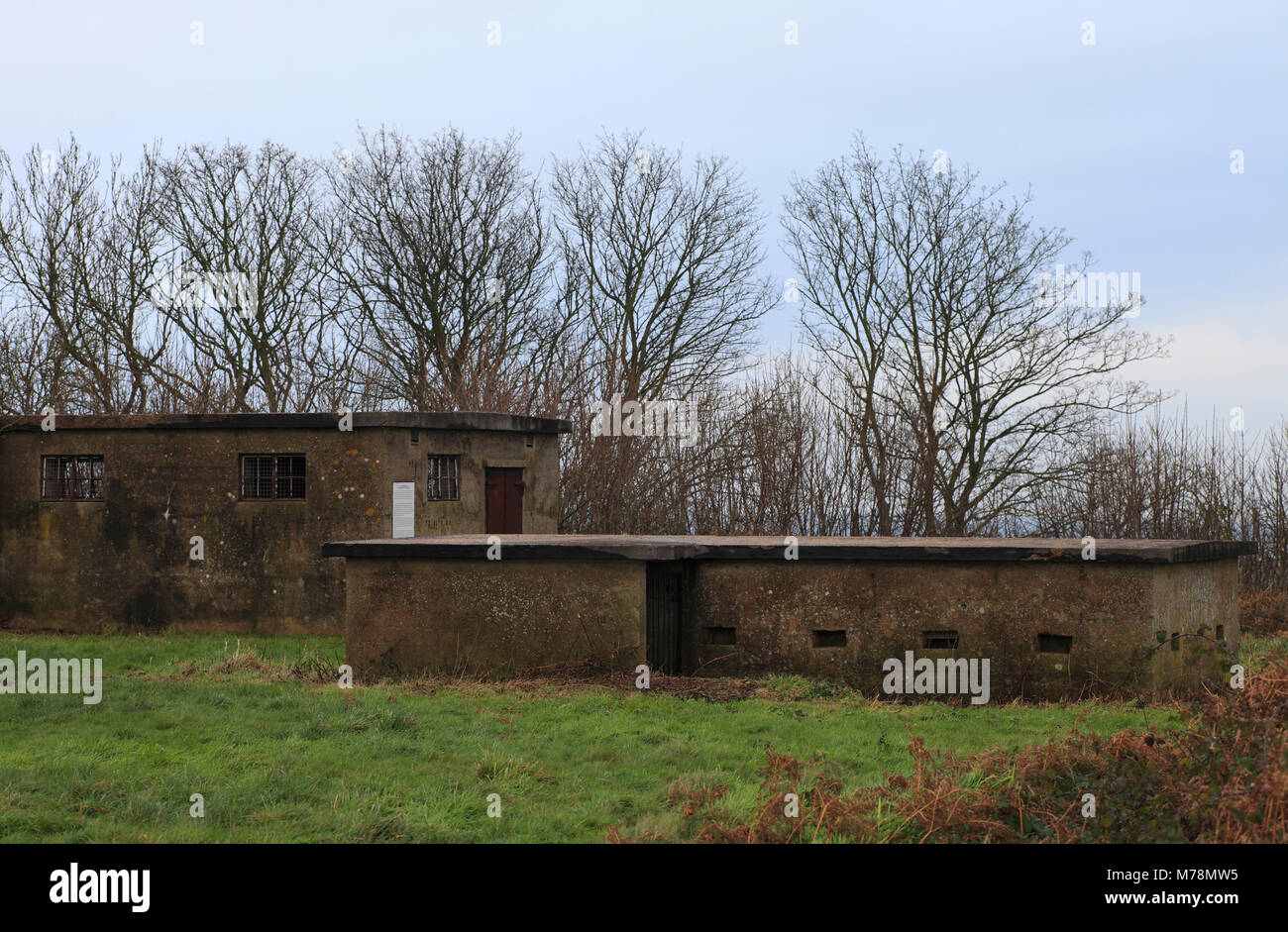 Edifici in cemento in corrispondenza del sito di abbandonati durante la seconda guerra mondiale la stazione radar a Barrow comune sulla Costa North Norfolk. Foto Stock