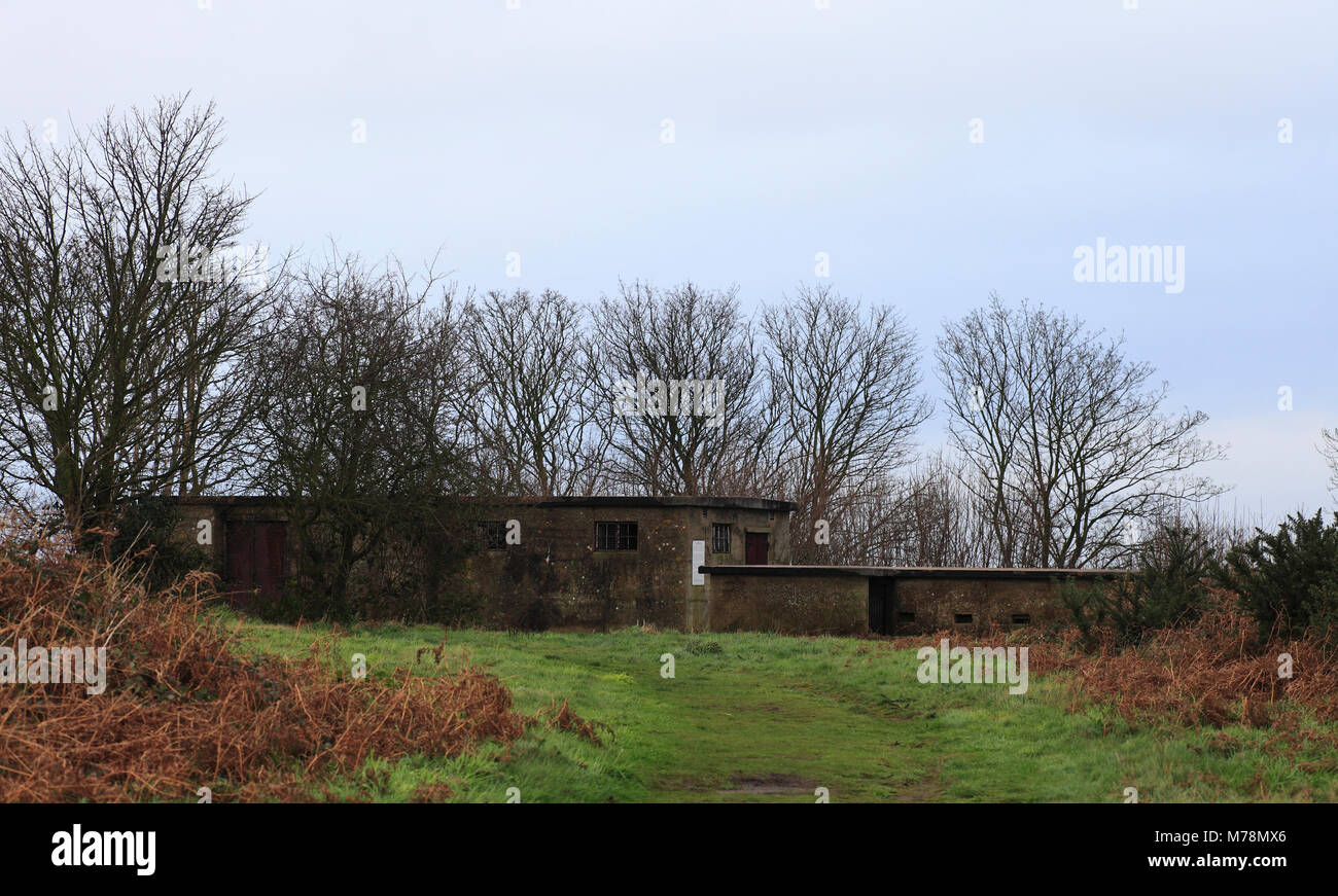 Edifici in cemento in corrispondenza del sito di abbandonati durante la seconda guerra mondiale la stazione radar a Barrow comune sulla Costa North Norfolk. Foto Stock