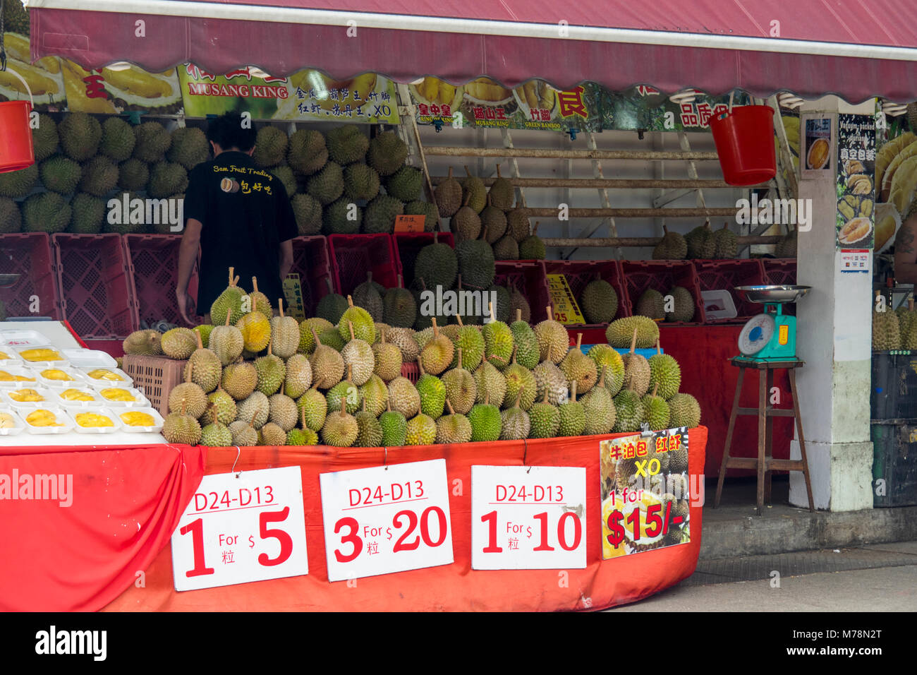 Durians, 'il Re della Frutta" per la vendita in un negozio di durian in Geylang, Singapore. Foto Stock