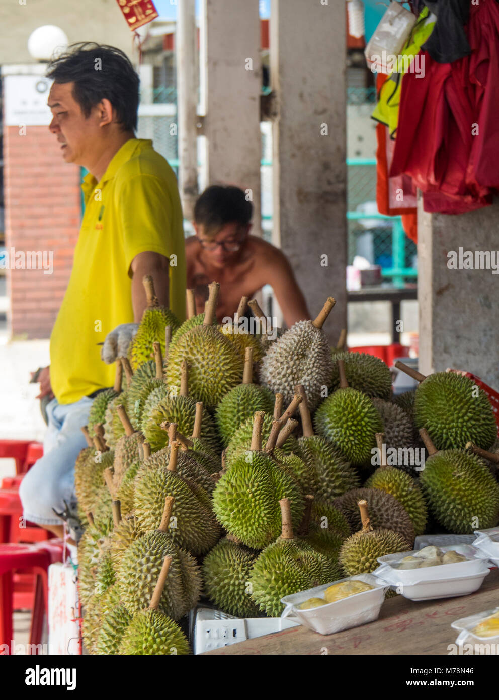 Durians, 'il Re della Frutta" per la vendita in un negozio di durian in Geylang, Singapore. Foto Stock