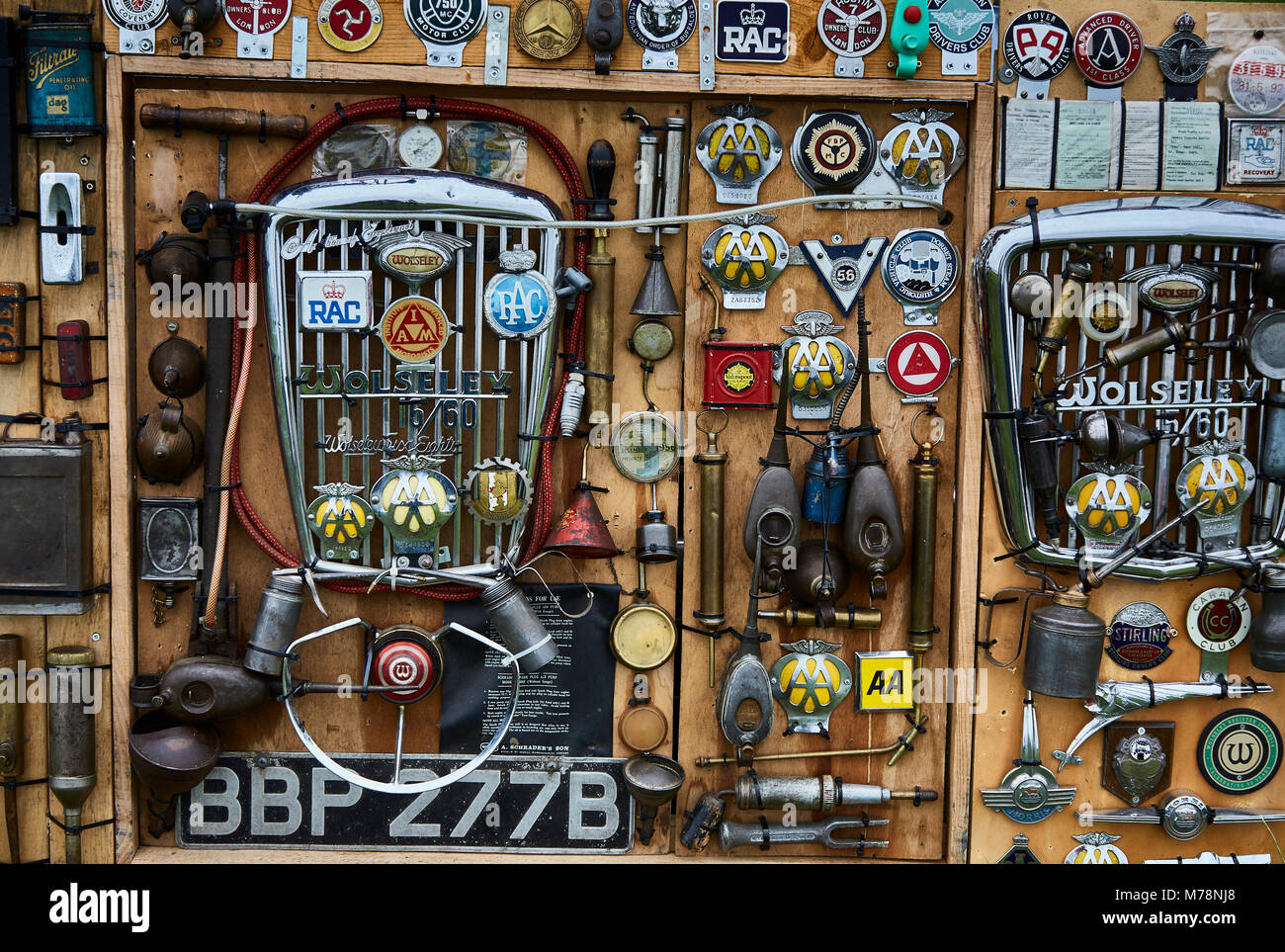 Selezione di badge e parti di automobili collegato con il British industria motoristica a partire da un'età bygone Foto Stock
