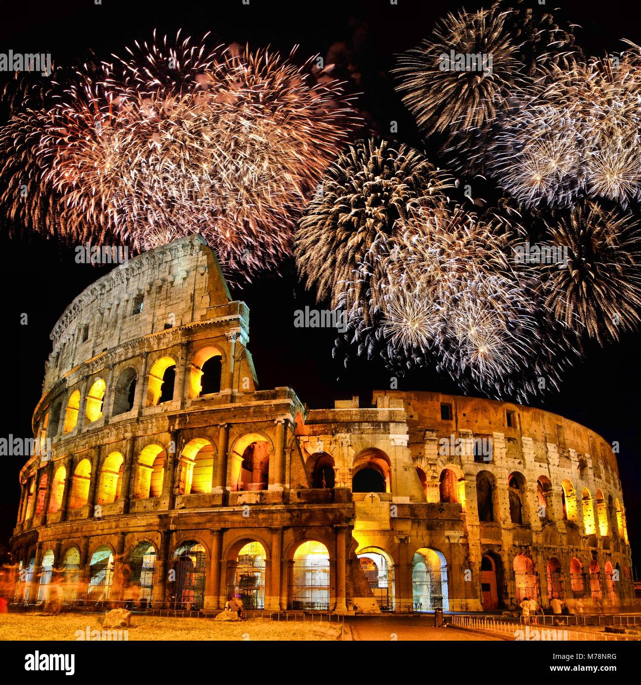 Famoso Colosseo di Roma di notte con fuochi d'artificio, Italia Foto Stock