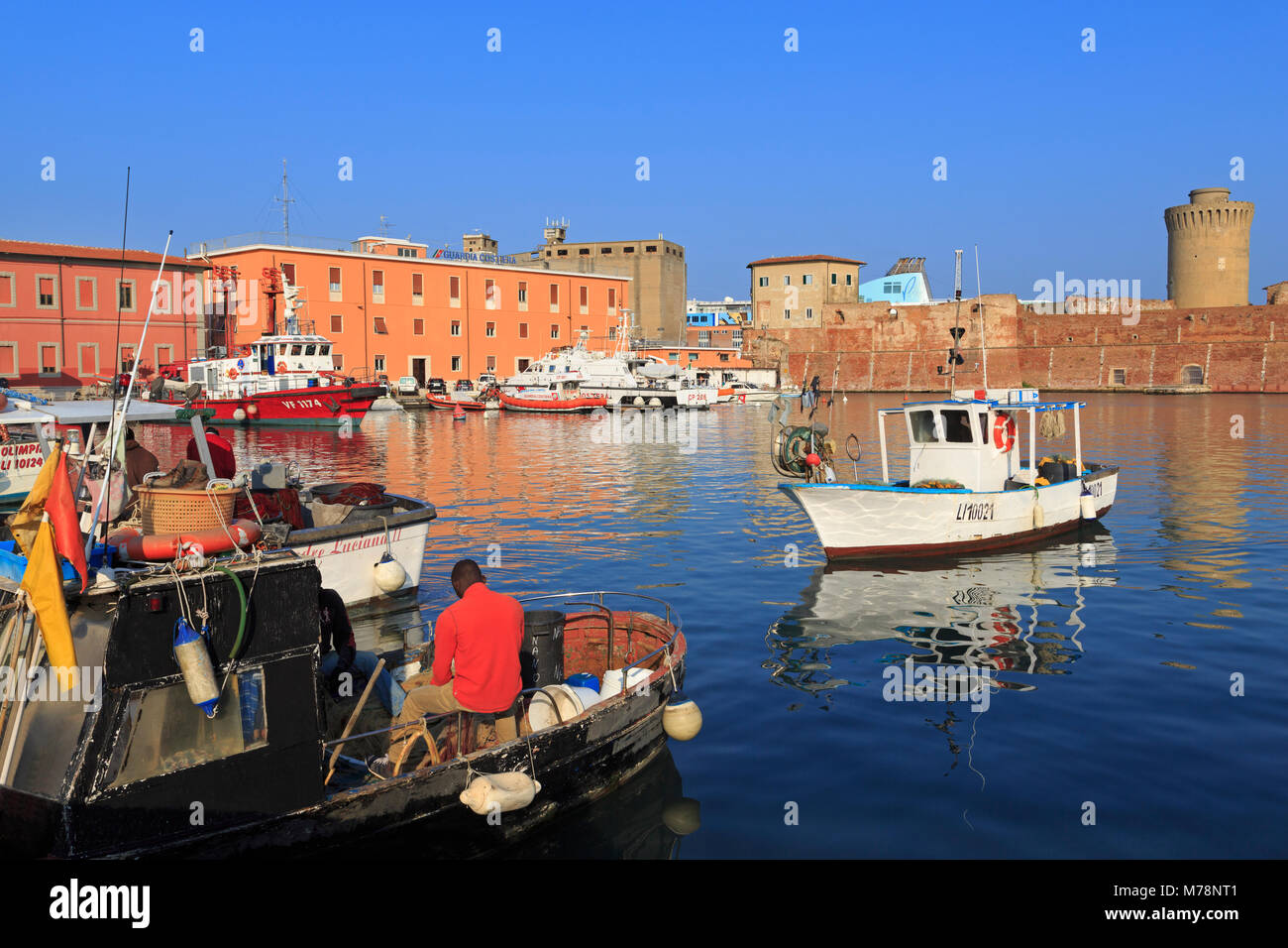 Barche da pesca in Darsena Vecchia, Livorno, Toscana, Italia, Europa Foto Stock