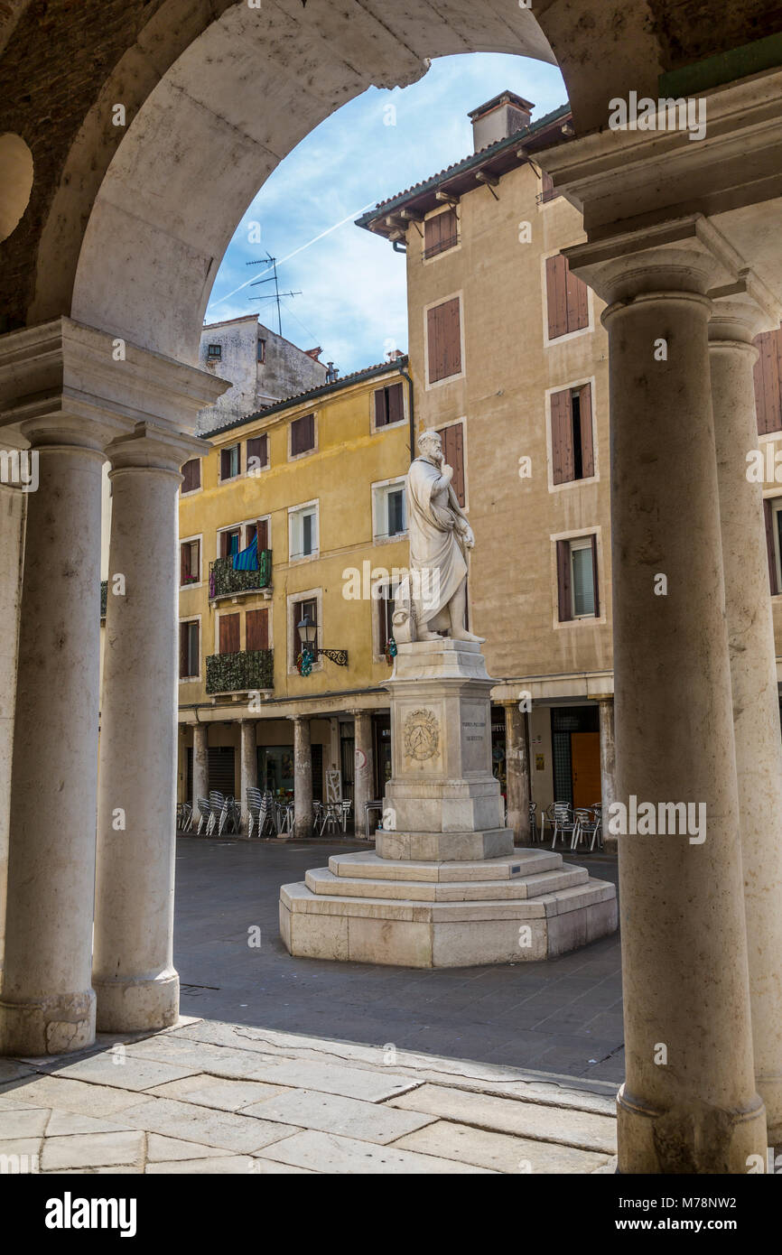 Vista della statua in Piazzetta Palladio accanto alla Basilica Palladiana di Vicenza, Veneto, Italia, Europa Foto Stock