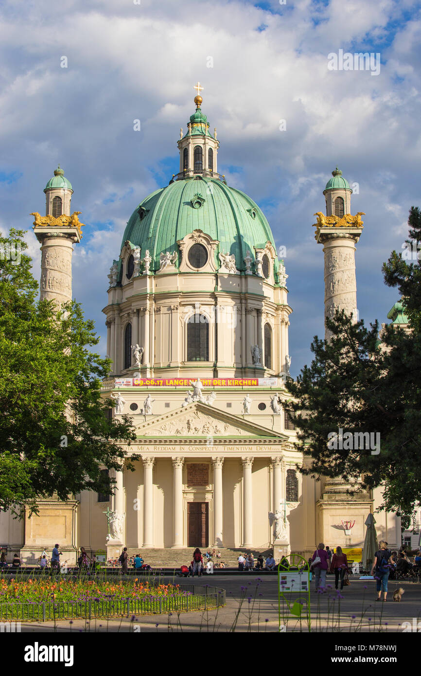 La Chiesa di San Carlo (Karlskirche), Vienna, Austria, Europa Foto Stock