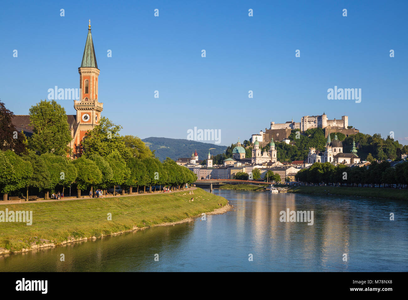 Vista della chiesa protestante di Cristo, il fiume Salzach e Castello Hohensalzburg di Salisburgo, Austria, Europa Foto Stock