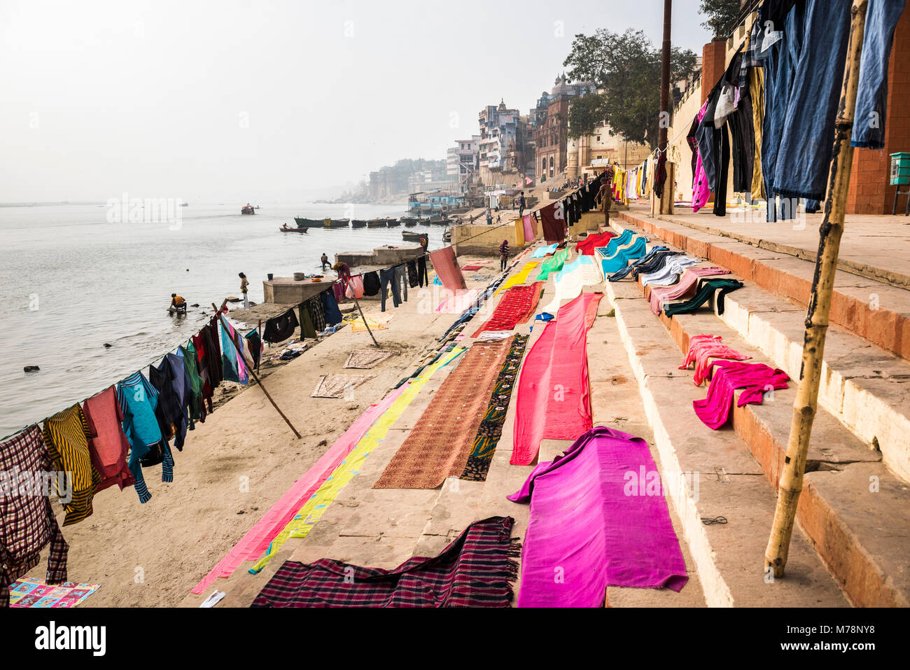 Lavaggio e asciugatura sul ghats accanto al fiume Gange, Varanasi, Uttar Pradesh, India, Asia Foto Stock