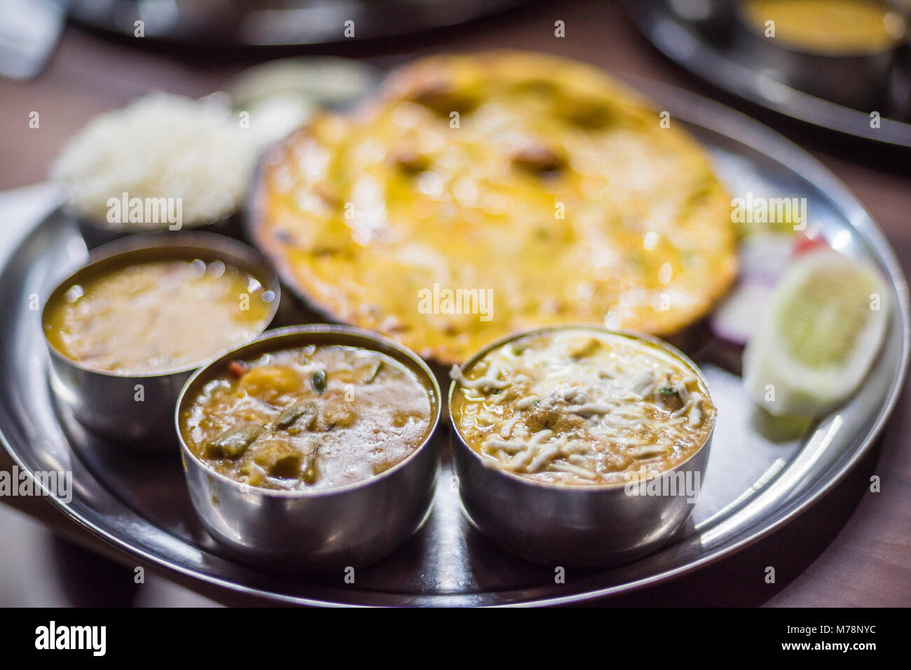 Thali, un cibo tradizionale dell India, Varanasi, Uttar Pradesh, India, Asia Foto Stock